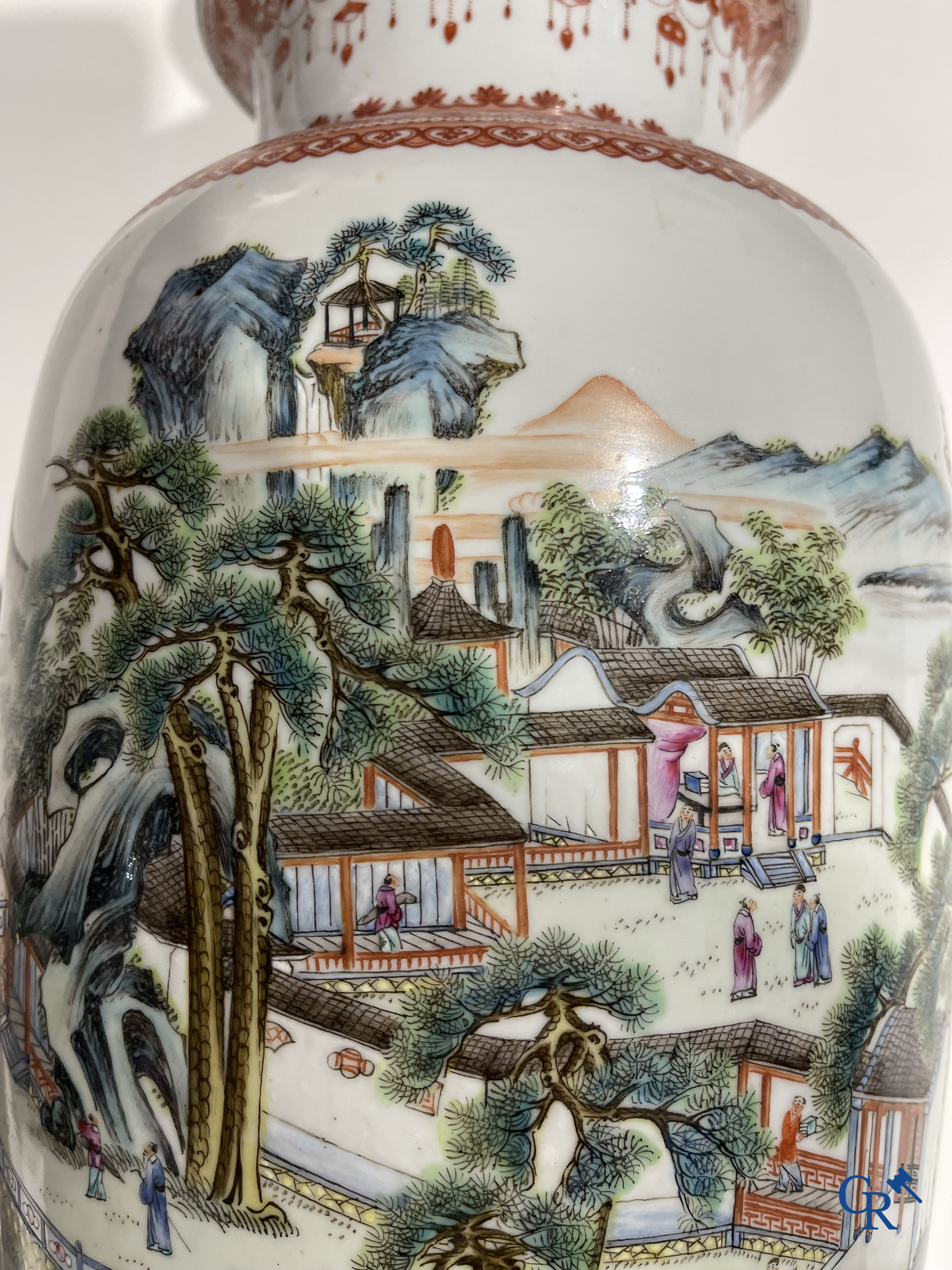 Art Asiatique, porcelaine chinoise. Une paire de vases chinois avec un décor de chevaux et de personnages.