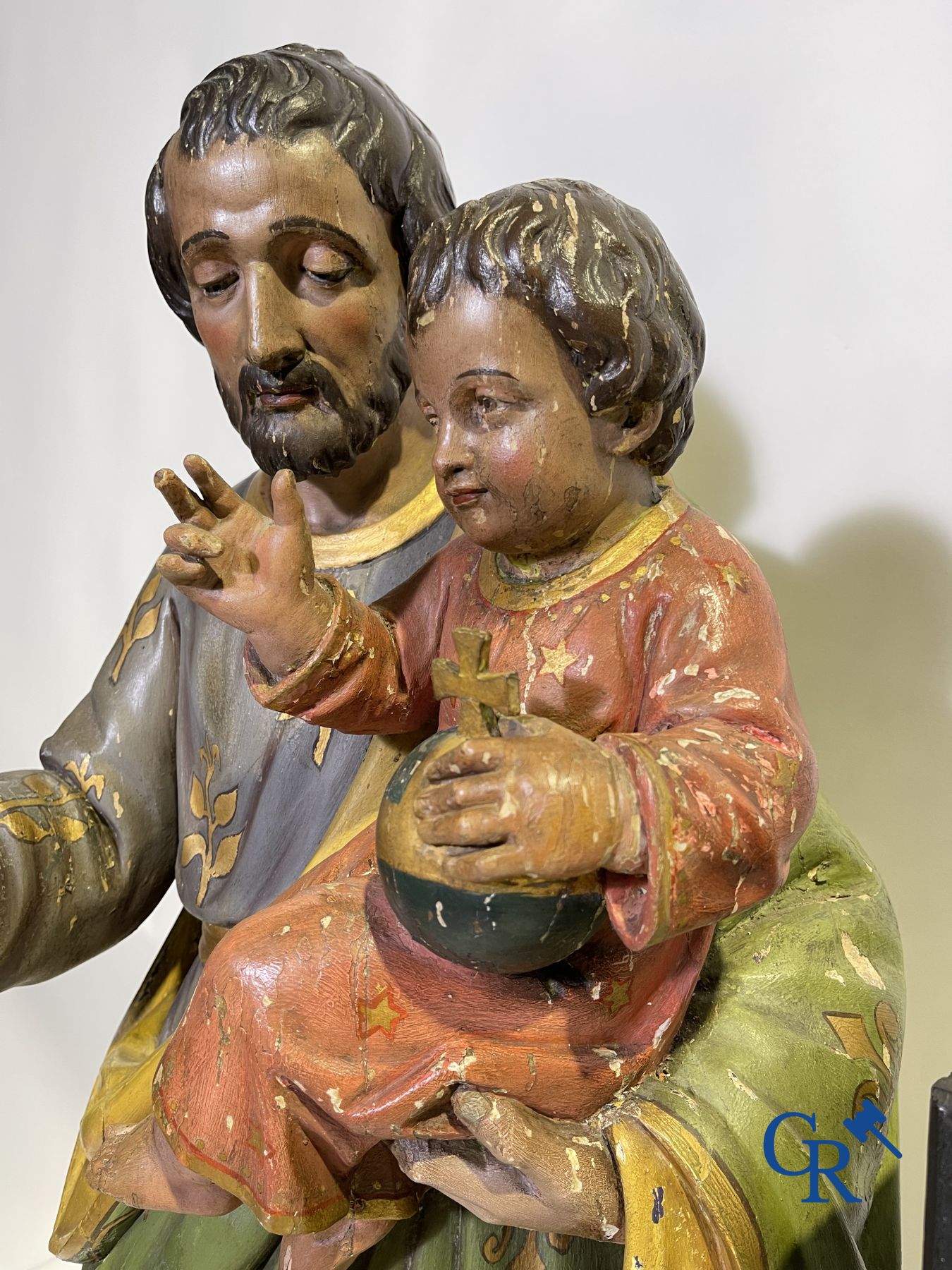 Une statue en bois du 19ème siècle et une vitrine en bois avec une représentation en plâtre d'une Vierge à l'enfant.