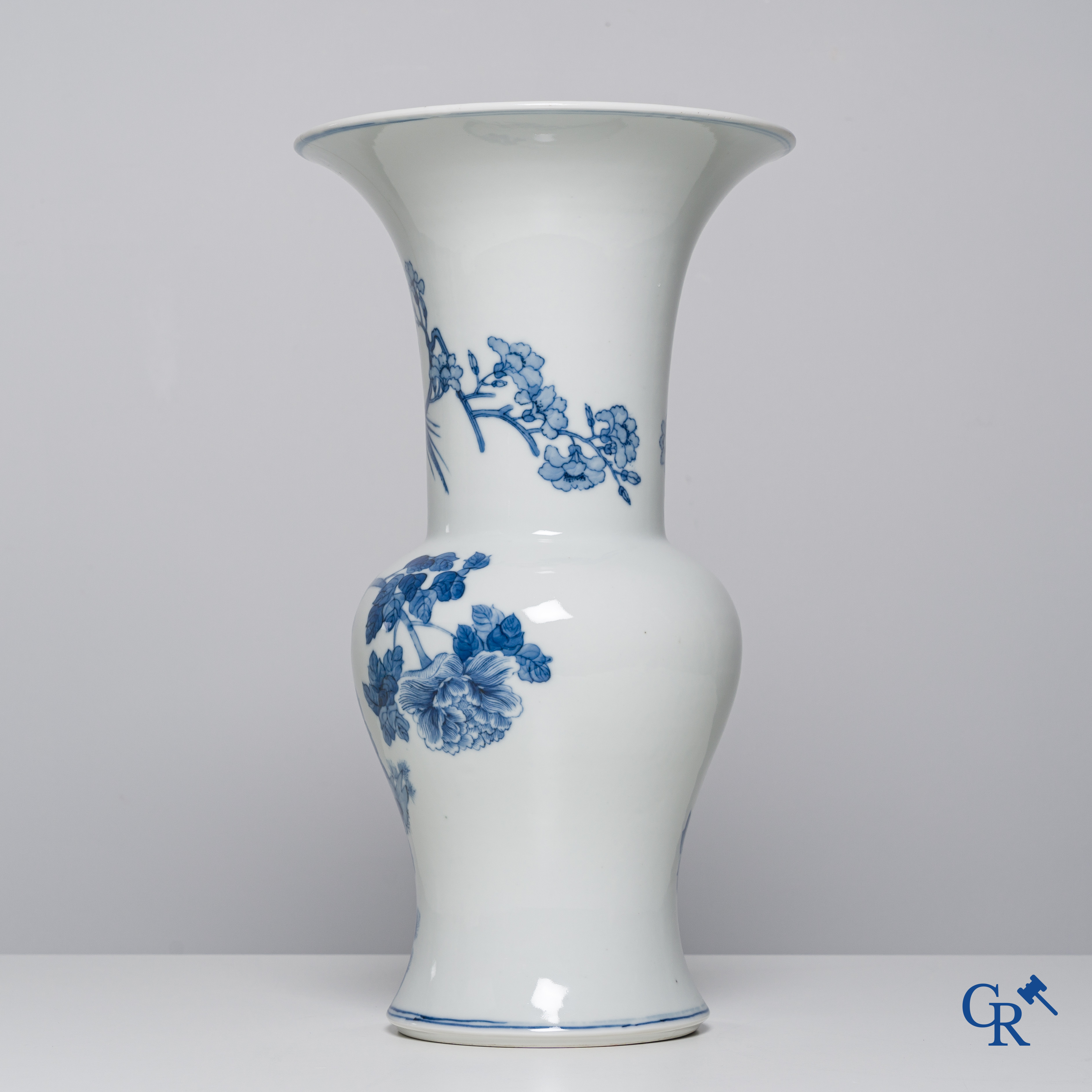 Art Asiatique, porcelaine chinoise, un vase yen yen bleu blanc avec des oiseaux et des fleurs. Kangxi mark.