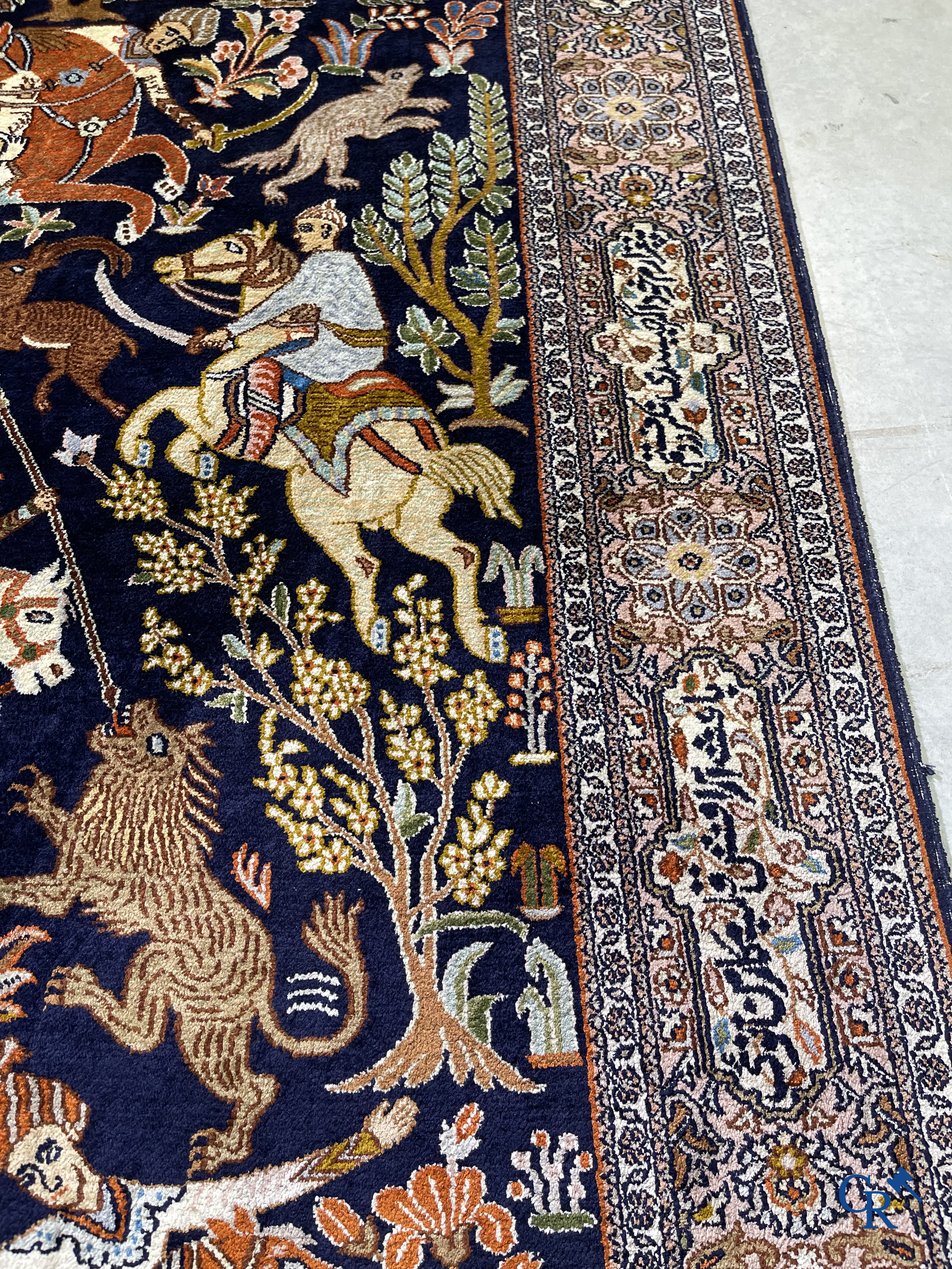 Tapis d'Orient. Iran. Un tapis persan finement noué à la main en laine et soie avec des chasseurs à cheval et des inscriptions.