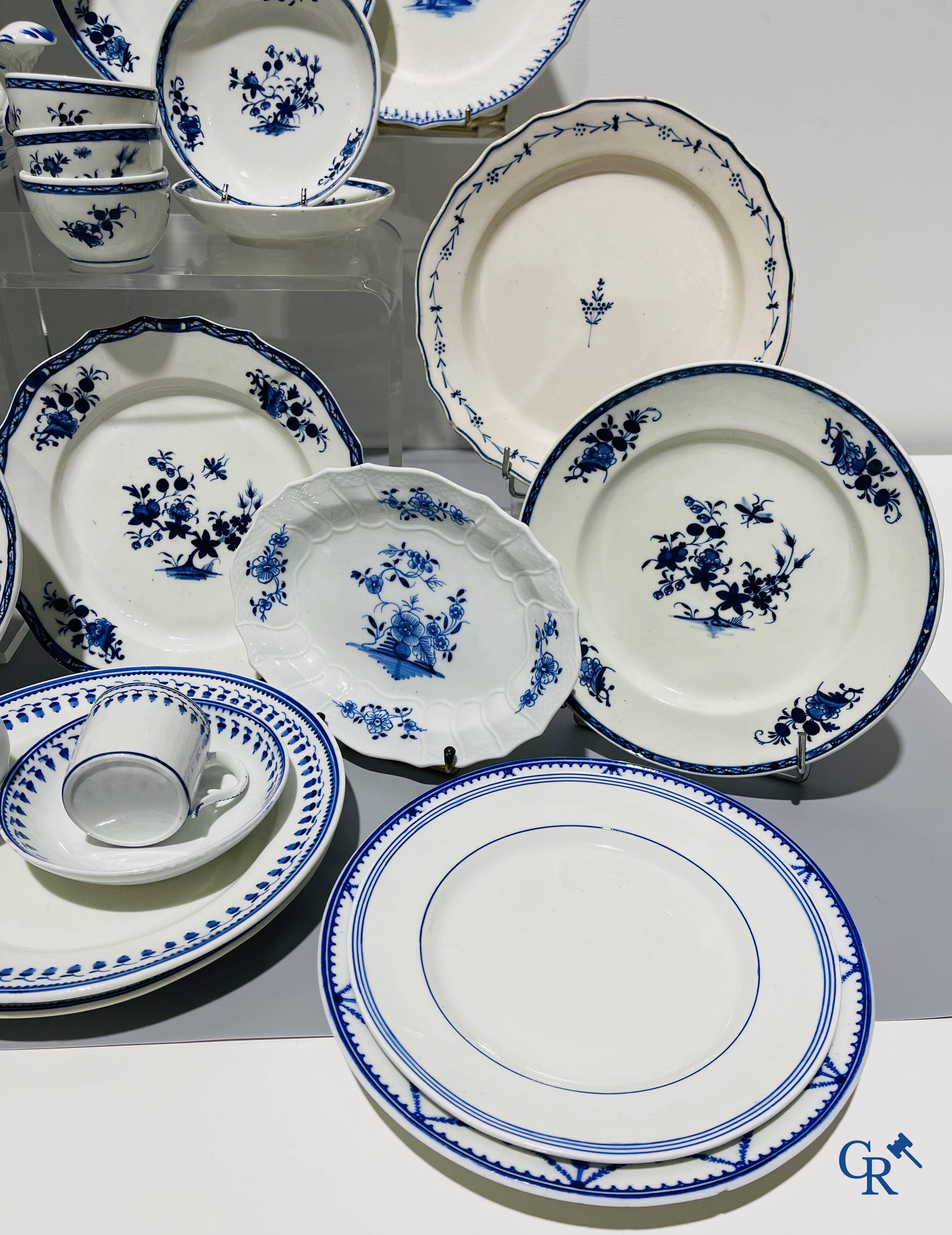 Europees porselein, Doornik. Een groot lot diverse stukken blauw wit porselein en faience. 18e - 19e eeuw.