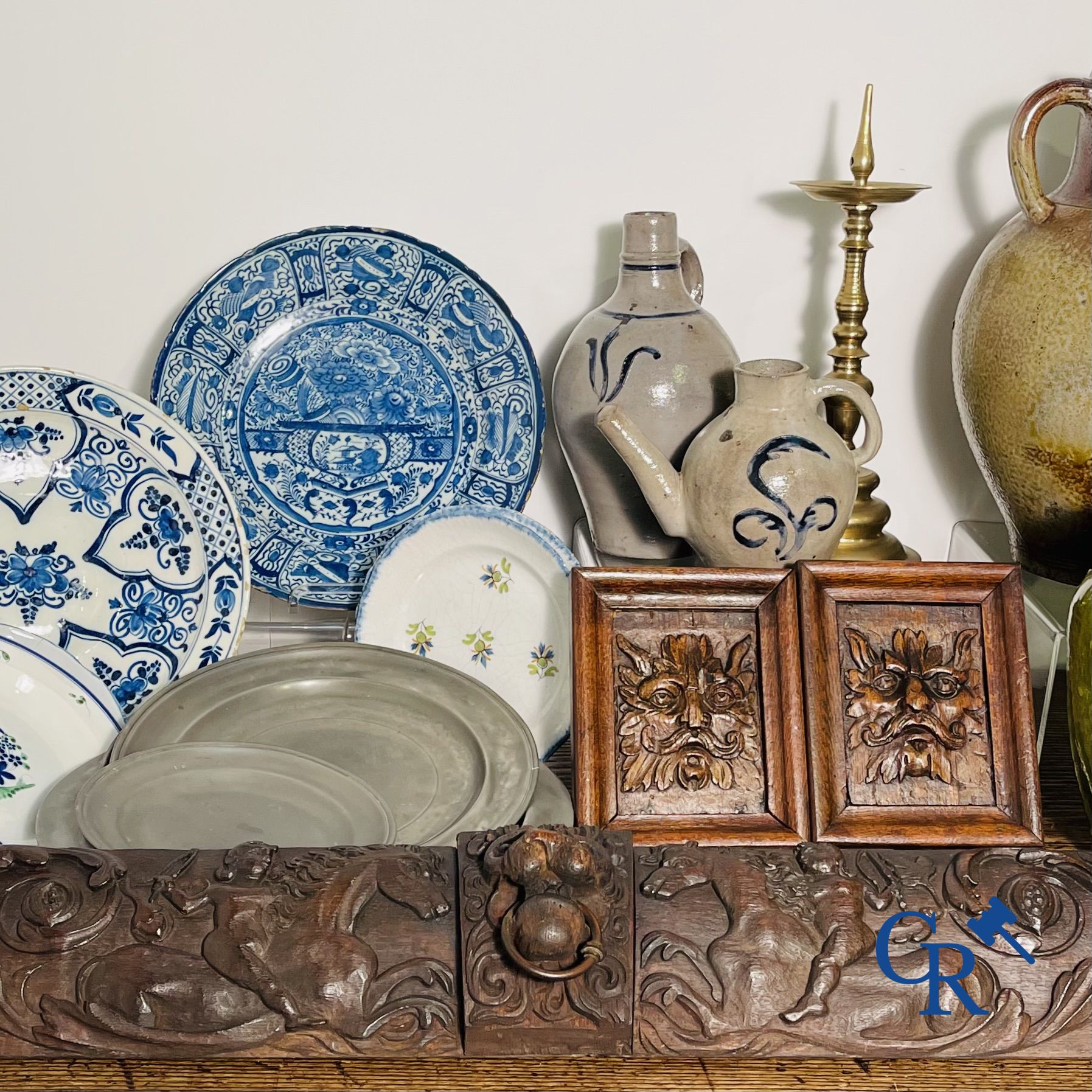 Groot lot met diverse antiquiteiten.