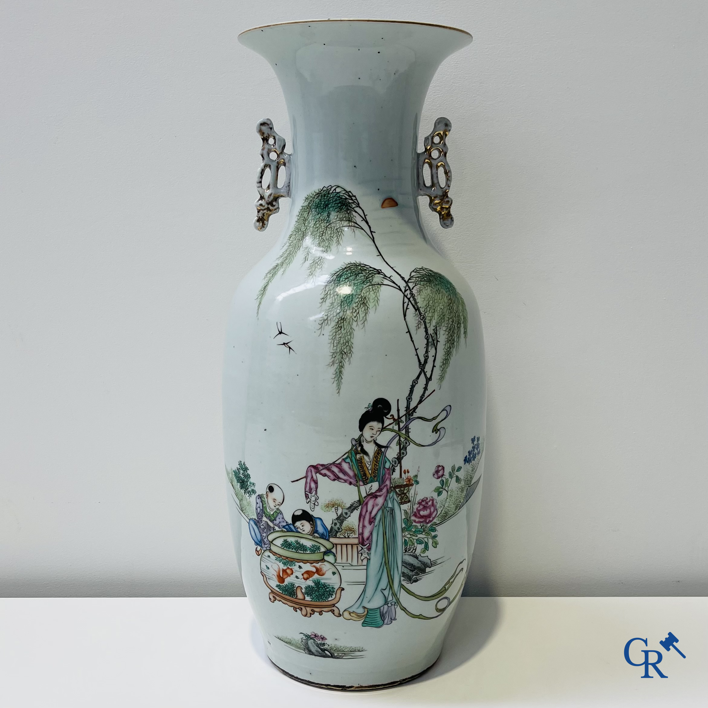 Art Asiatique: Porcelaine chinoise, vase Chinois représentant une dame et des enfants jouant autour d'un aquarium.