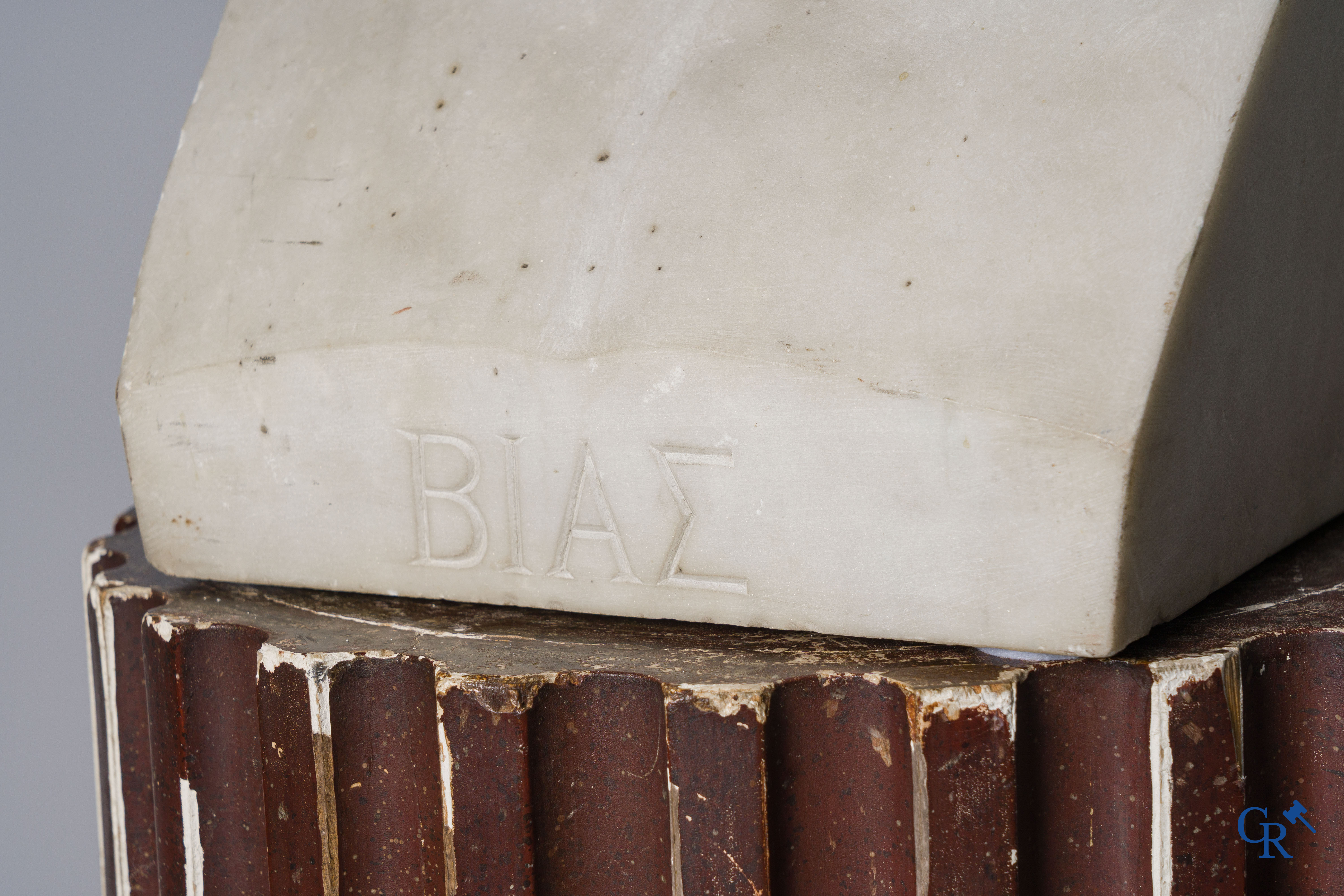 2 imposante bustes in witte marmer van de Griekse filosoof Socrates en de Griekse wijze Bias van Priëne. 18e-19e eeuw.