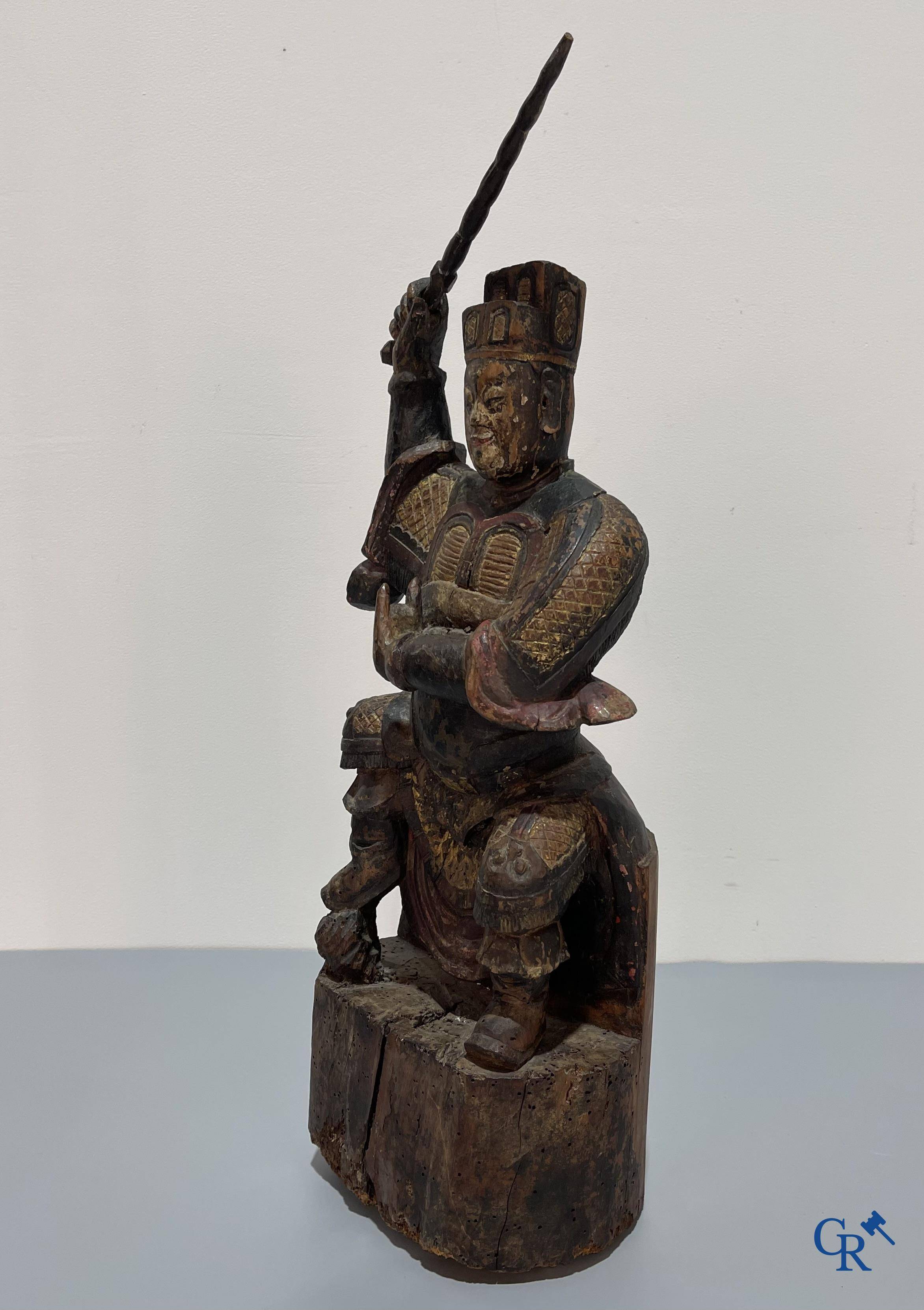 Aziatica, Een antieke Chinese houtgesculpteerde en polychrome voorstelling van een krijger.