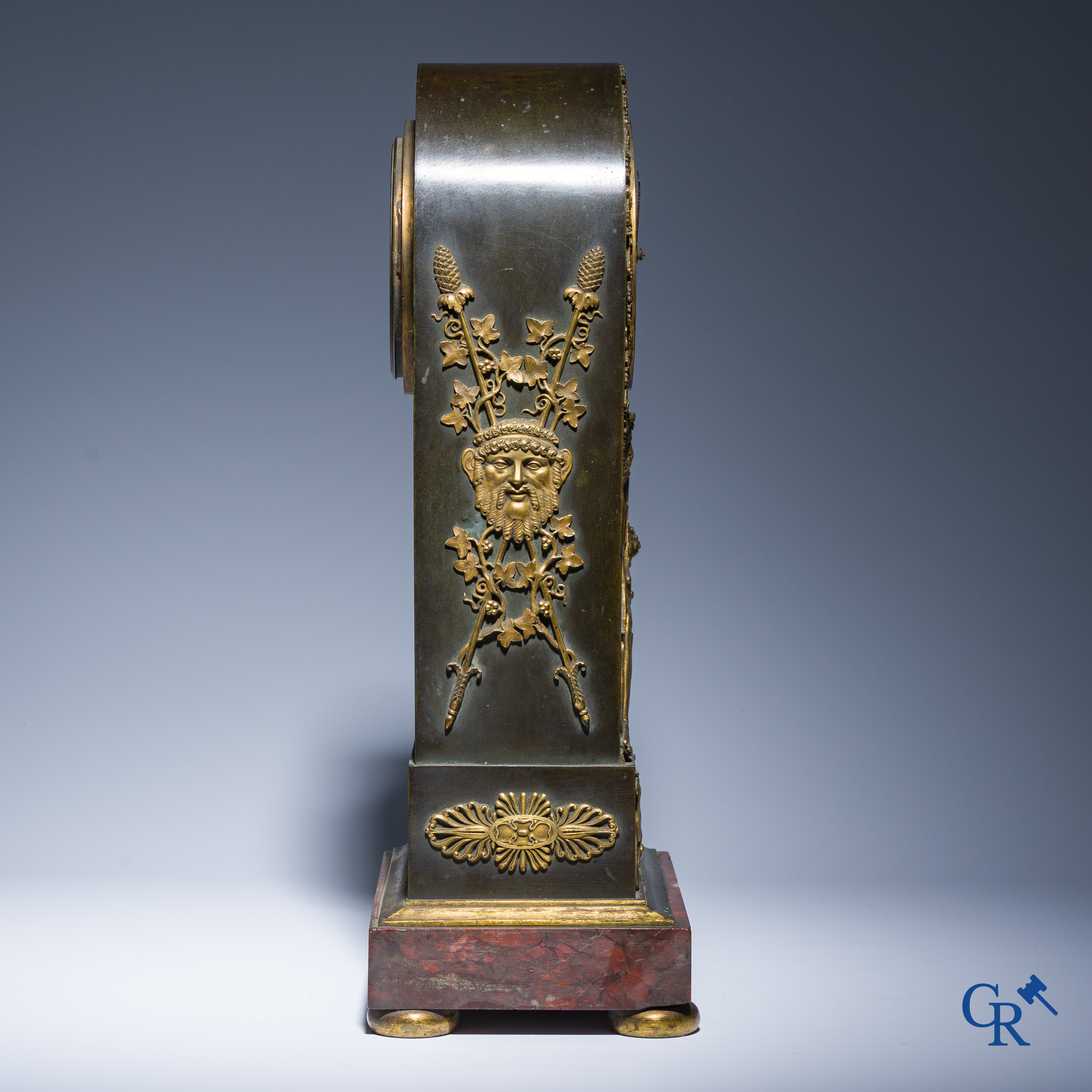 Claude Galle, Rue Vivienne à Paris. Pendule borne "Anacreon" in verguld en gepatineerd brons. Empire, Circa 1806.