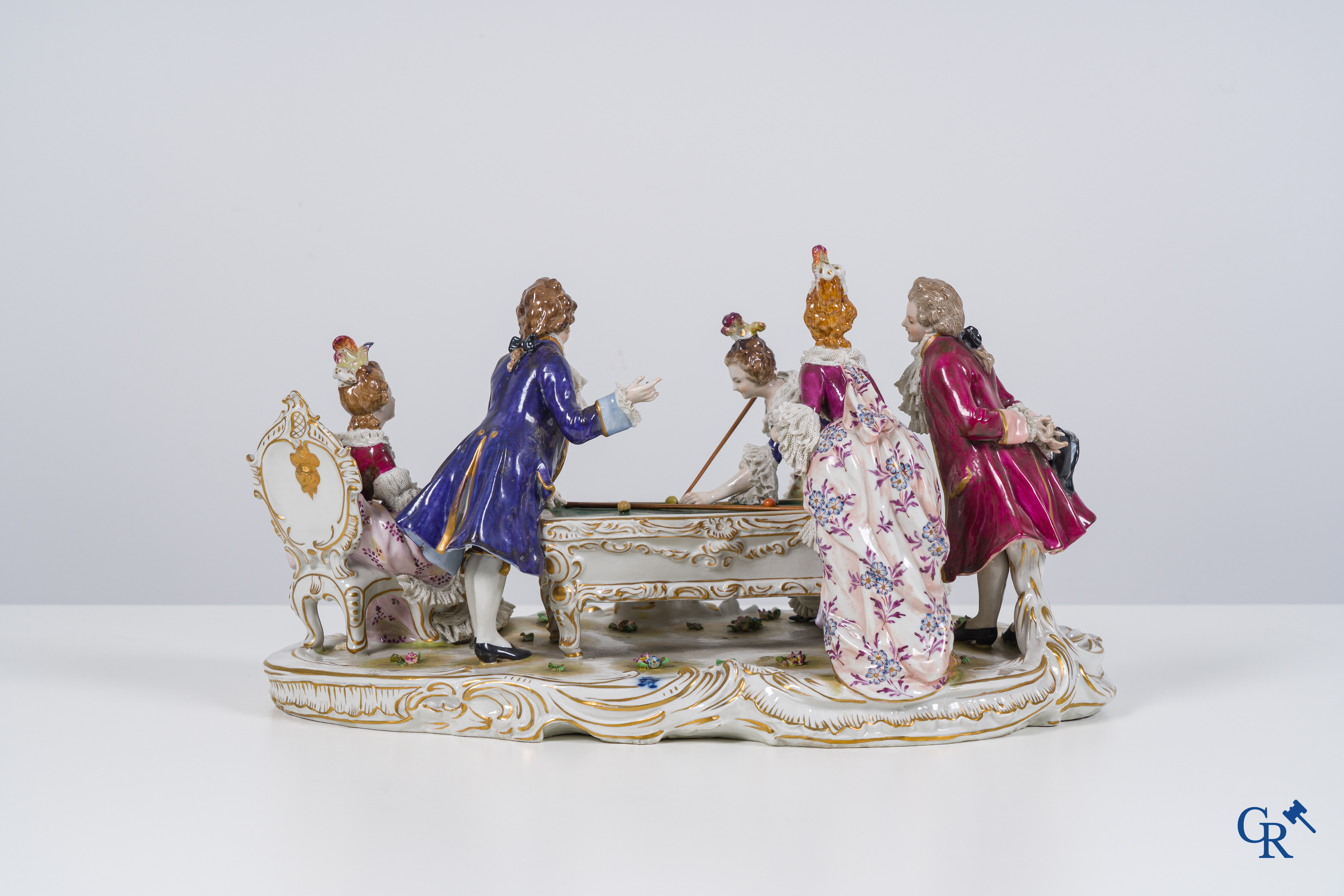 Volkstedt Rudolstadt: Porcelaine européenne. Grand groupe en porcelaine en dentelle avec 5 personnages autour d'une table de billard.