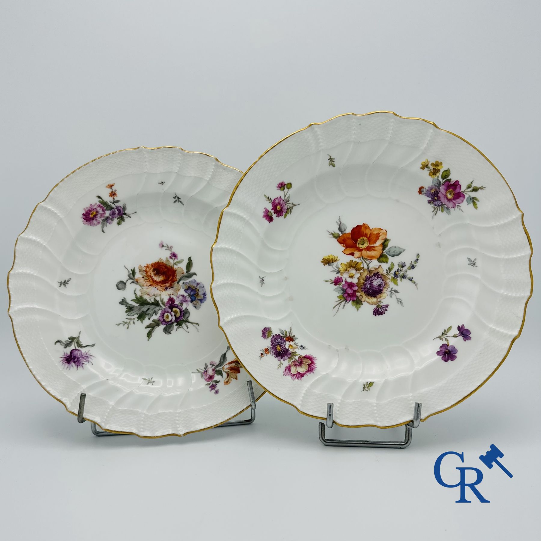 KPM: Manufacture Royale de Porcelaine de Berlin. Paire d'assiettes en porcelaine finement peinte.