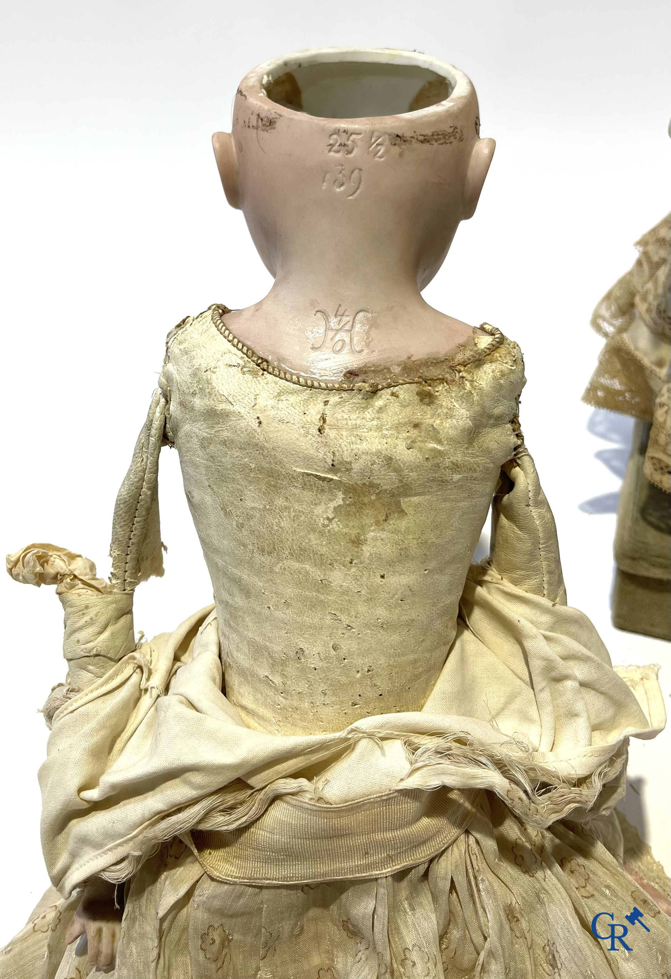 Jouets anciens, 2 poupées anciennes avec tête en porcelaine et un ancien automatique avec musique. Marqué.