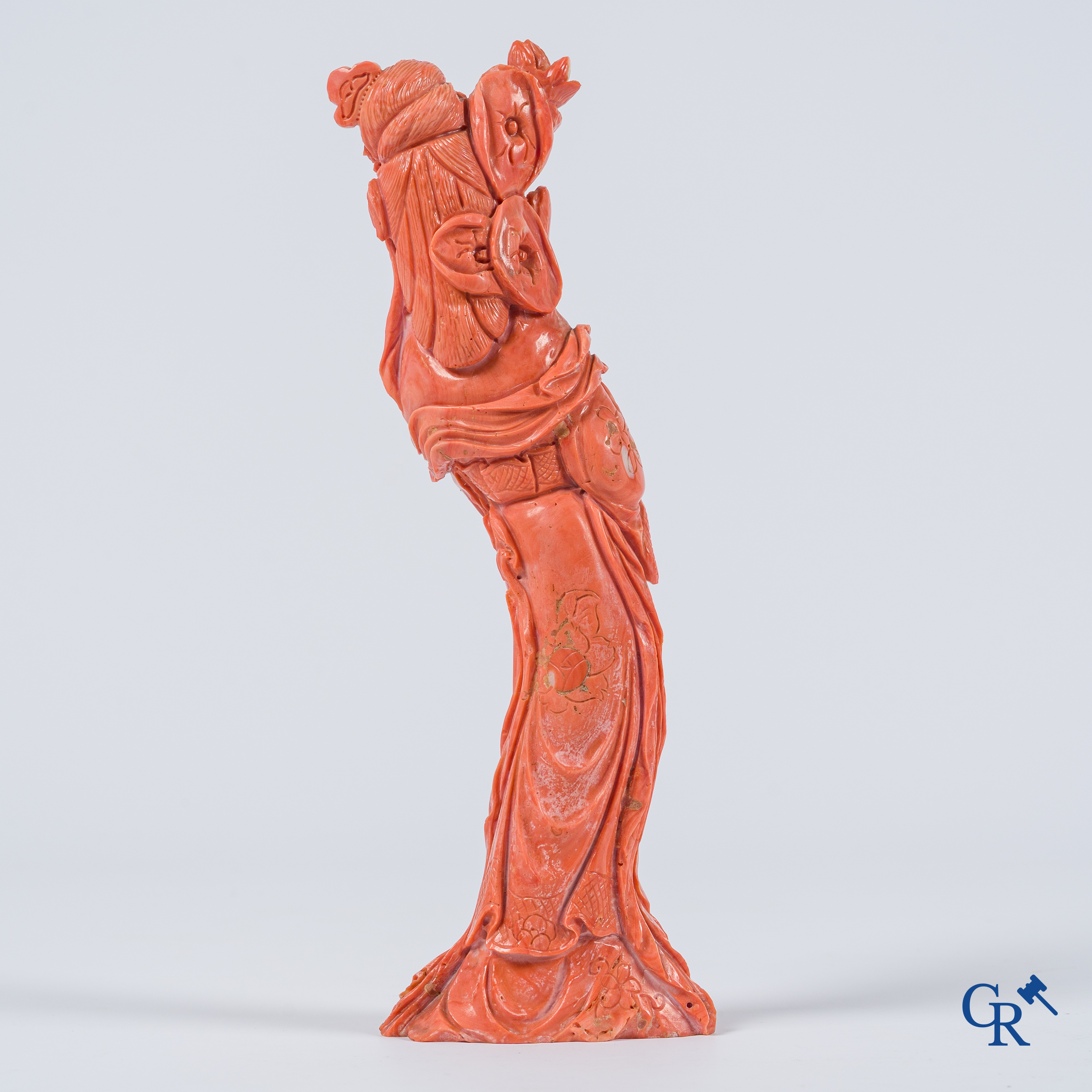 Aziatica, China. Een rode koraal figuur van een Chinese dame op houten sokkel.