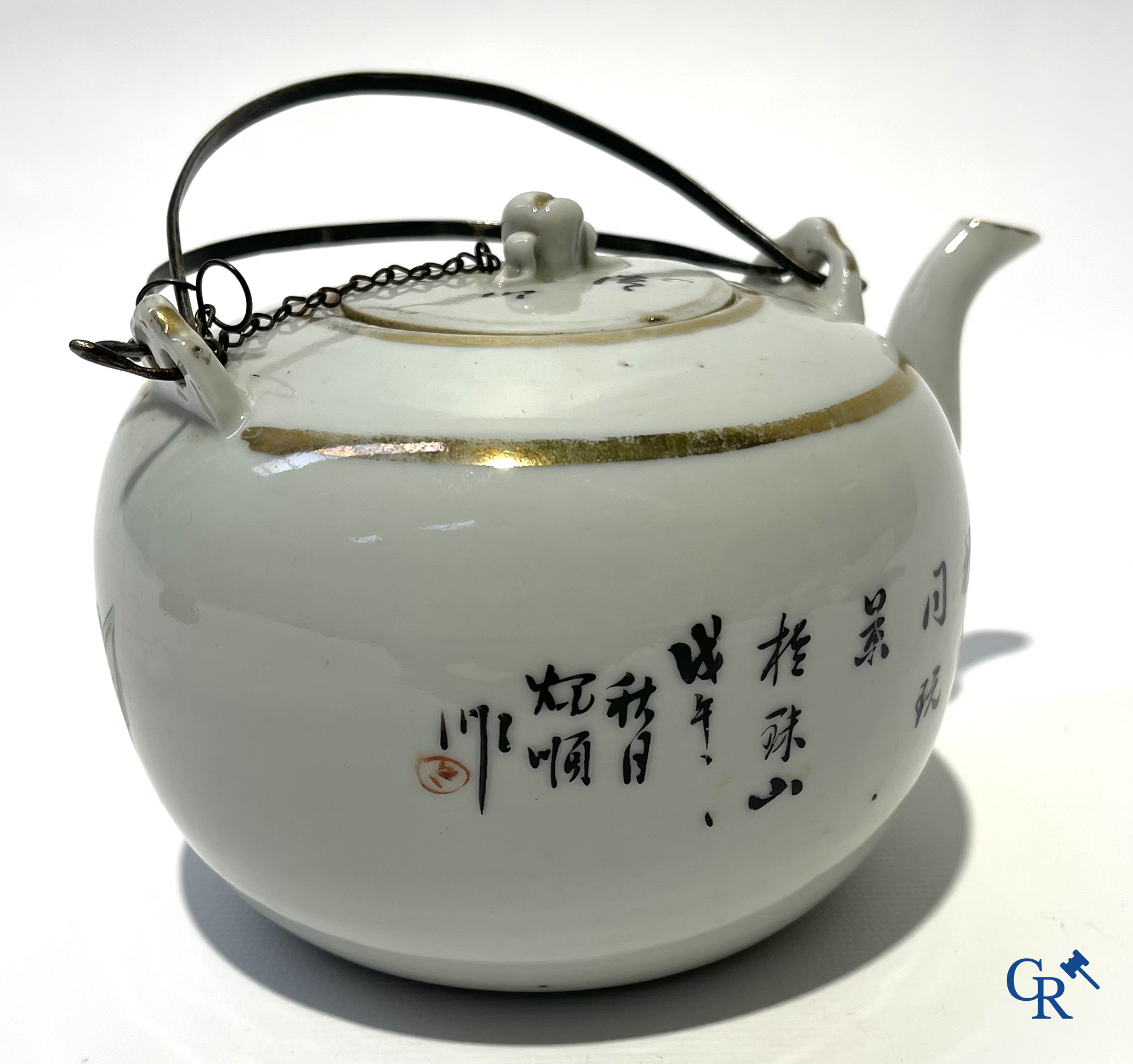 Aziatica. Chinees porselein. Een kavel van 2 Chinese theepotten en een Chinese kom.