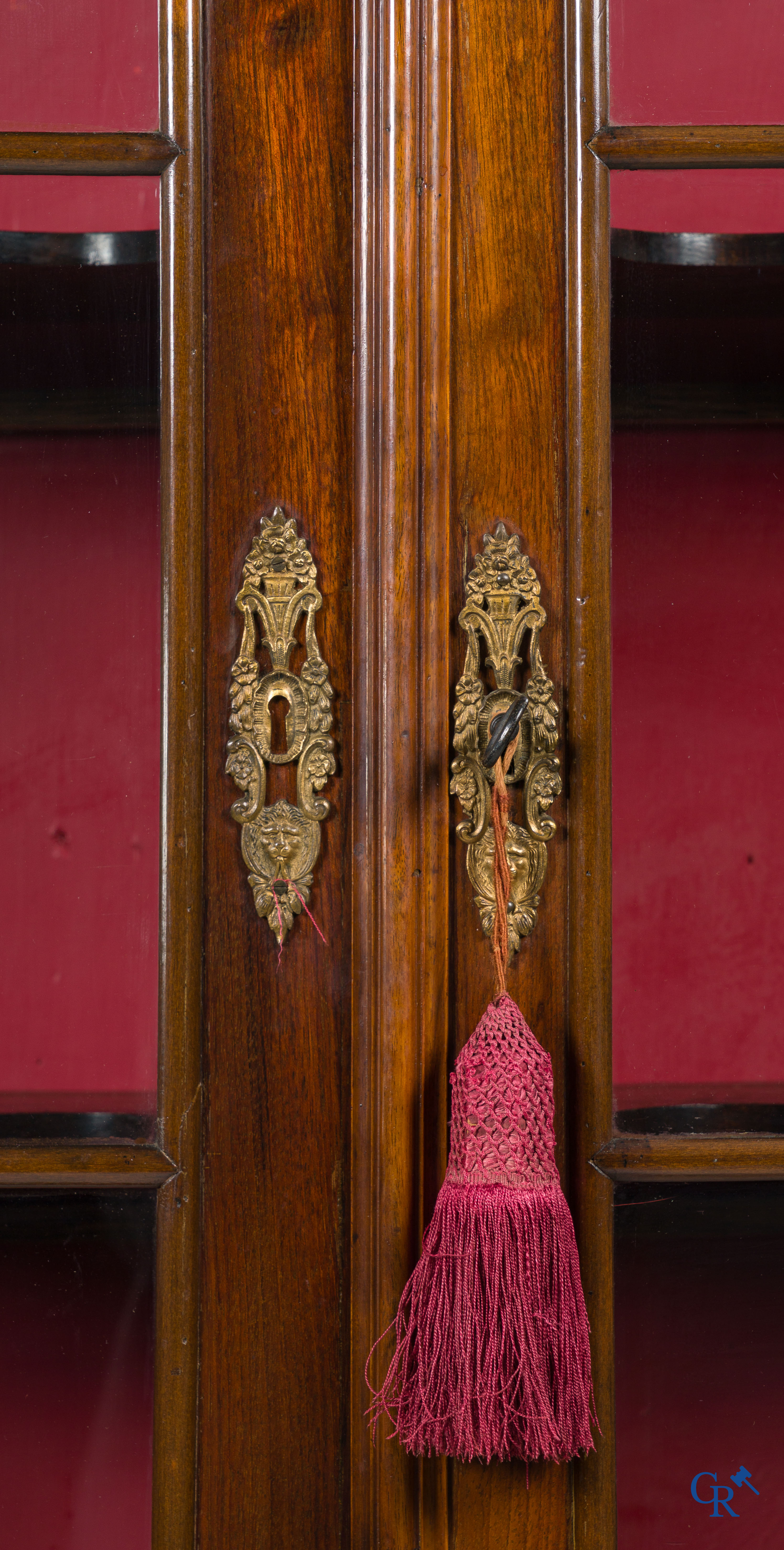 Hollandse vitrinekast met 3 laden. Mahonie. 18e eeuw.