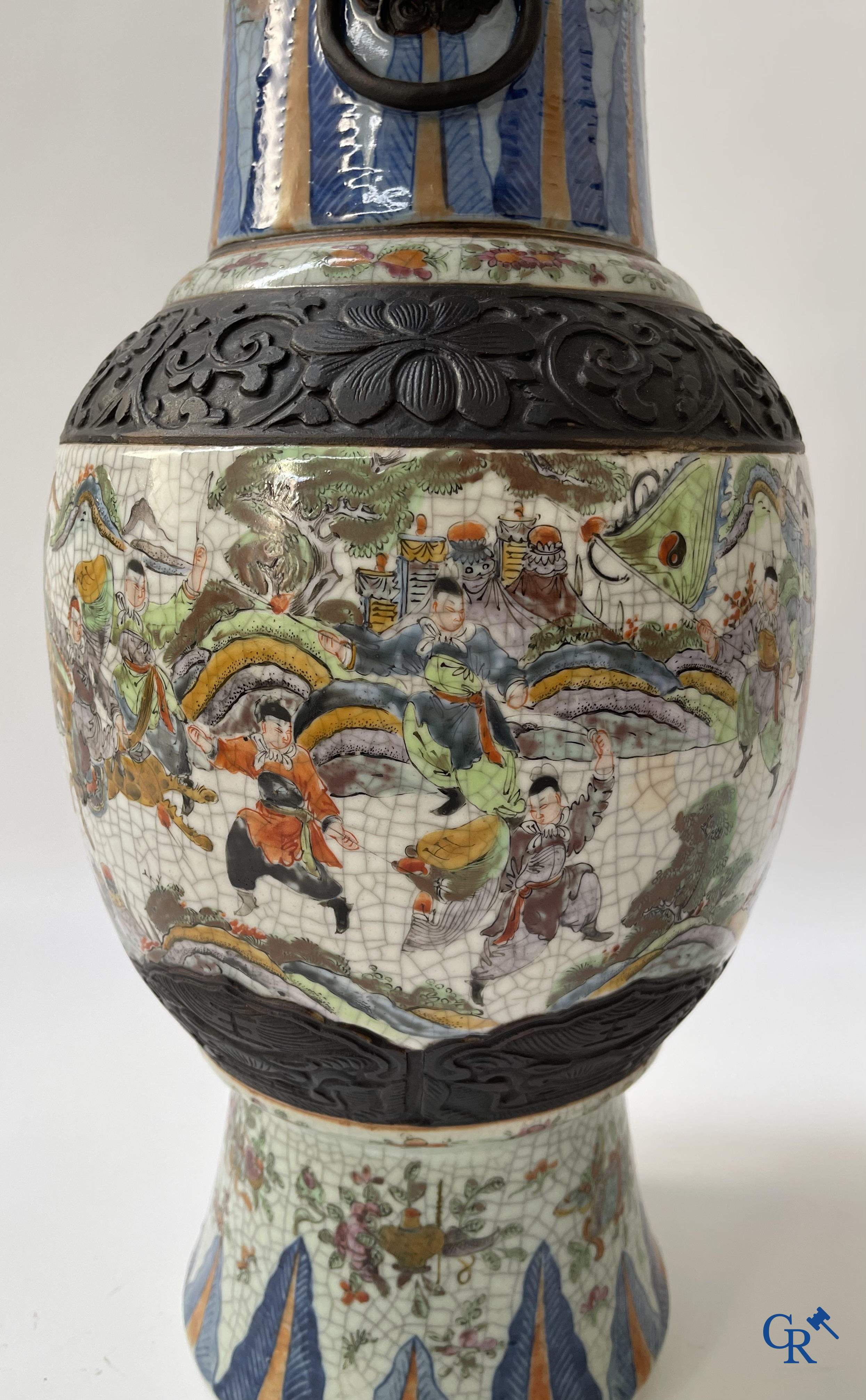 Aziatica, Chinese Nanking vaas met een voorstelling van krijgers. Gemerkt. 19e eeuw.
