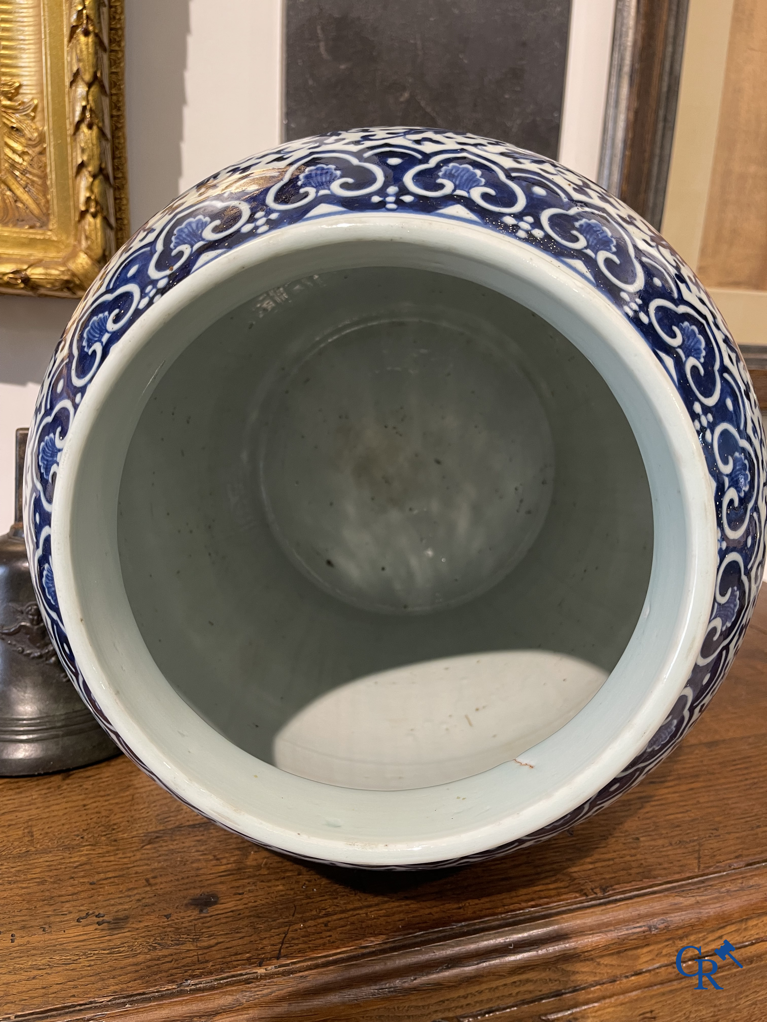 Asian Art. Chinese porcelain. A massive Chinese blue and white baluster vase and lid with lotus roll decor. 19th century.