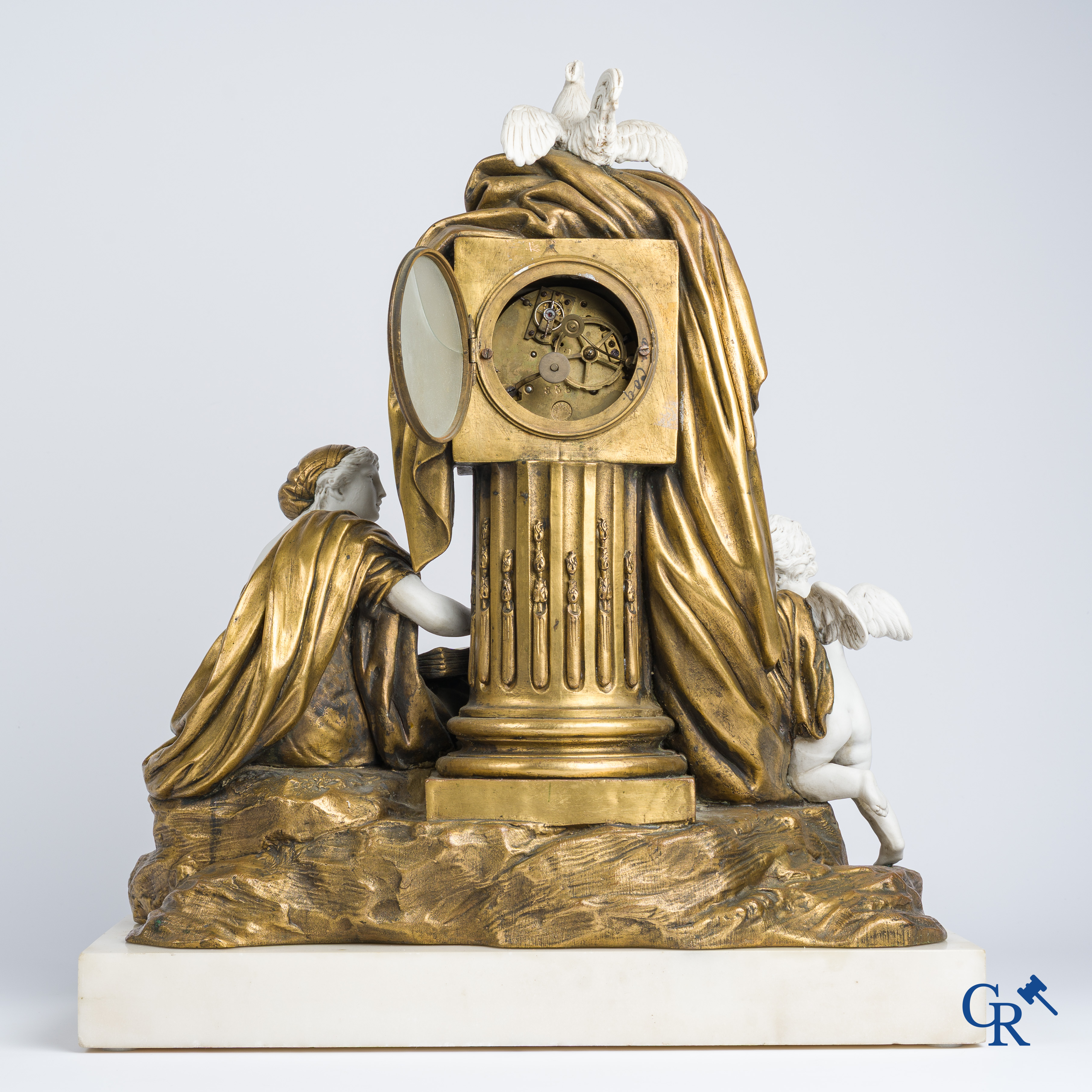 Een schouwklok in brons, witte marmer en Sèvres biscuit. Frans werk circa 1880.