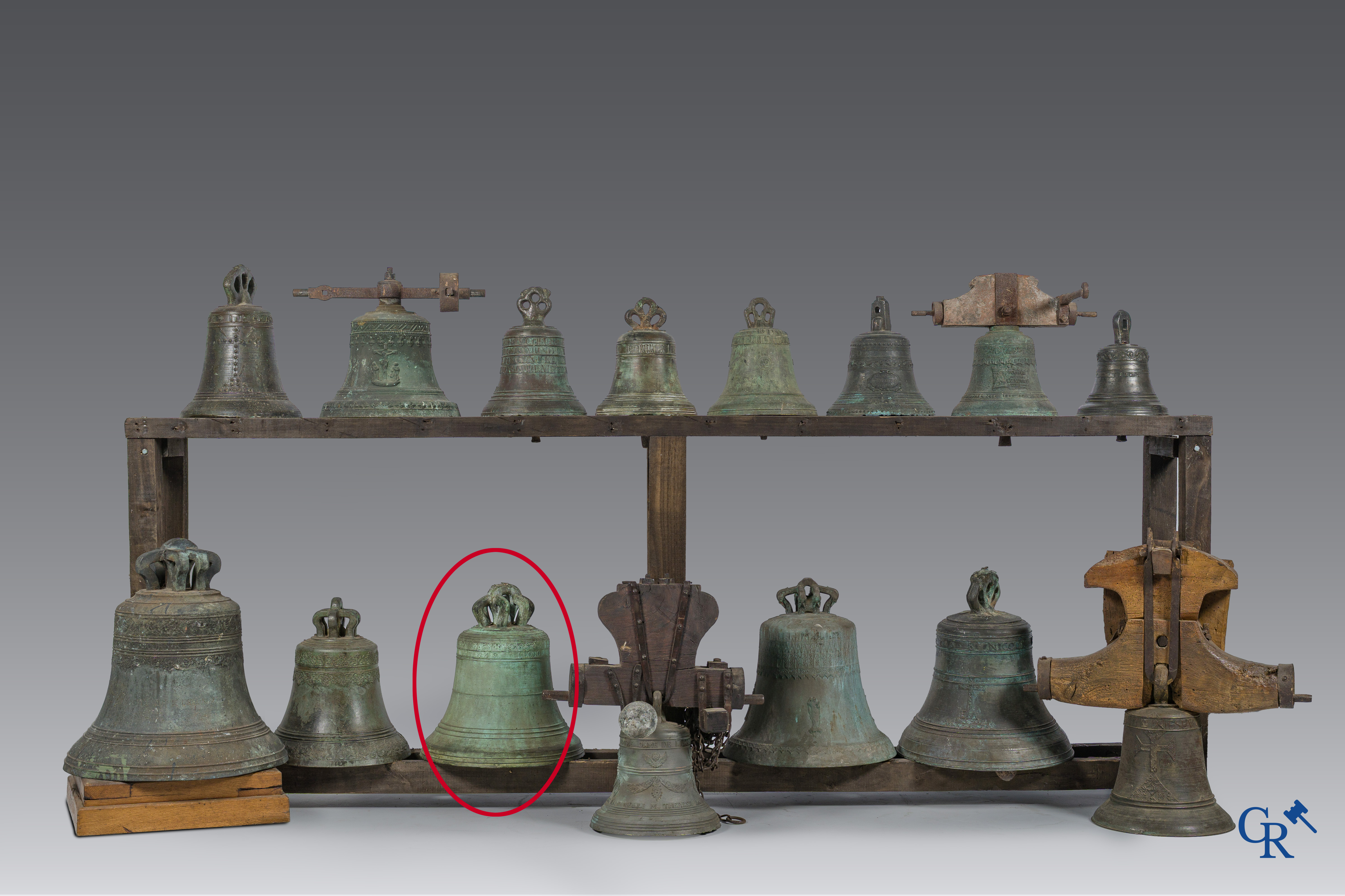 Religieuze objecten. Grote antieke kerk kroonklok of bel in brons met inscriptieband. Gedateerd 1649.