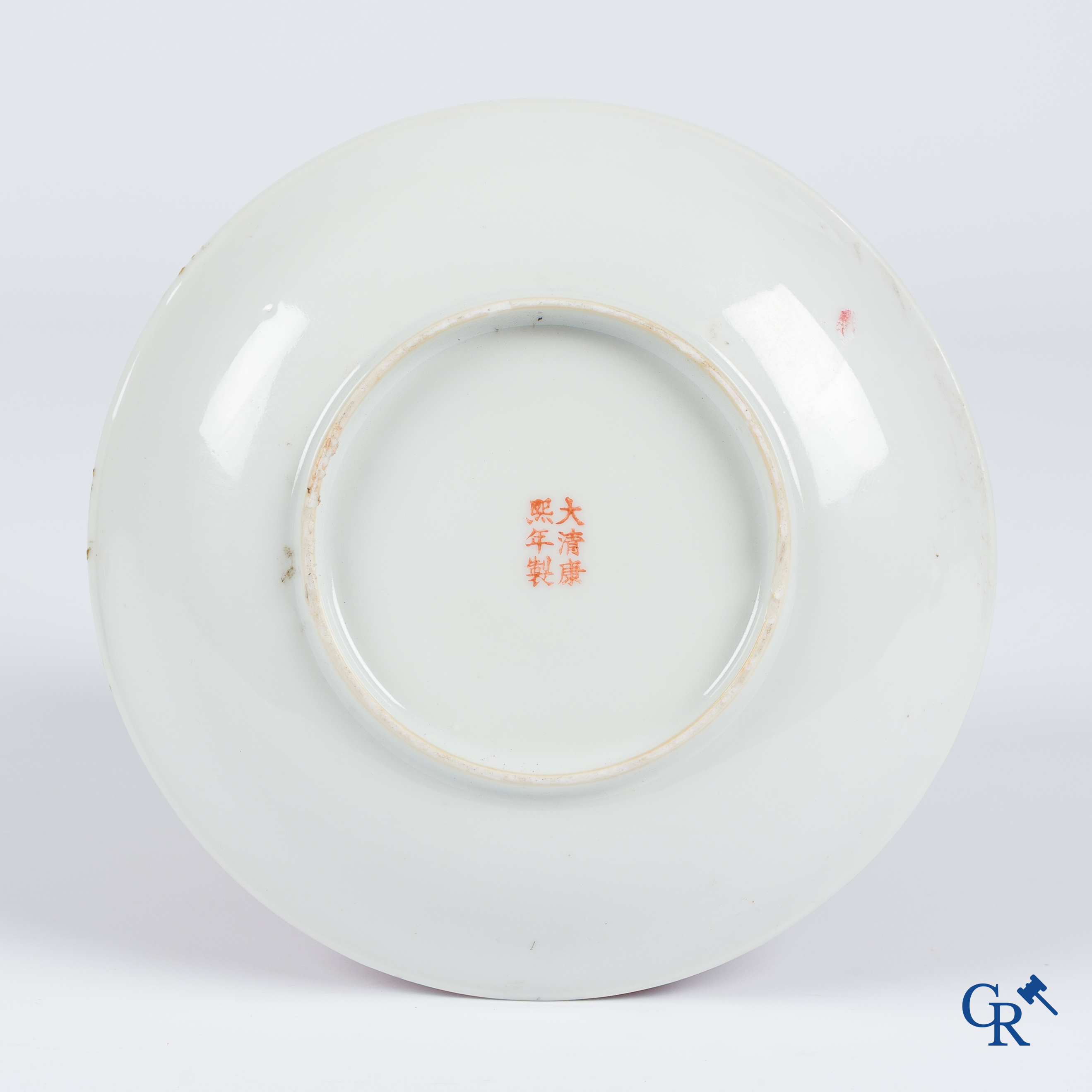 Aziatica. Chinese sgraffito drakenschotel met robijnrode fond, 3 Chinese snuifflessen in glas en een jade. 19/20e eeuw.