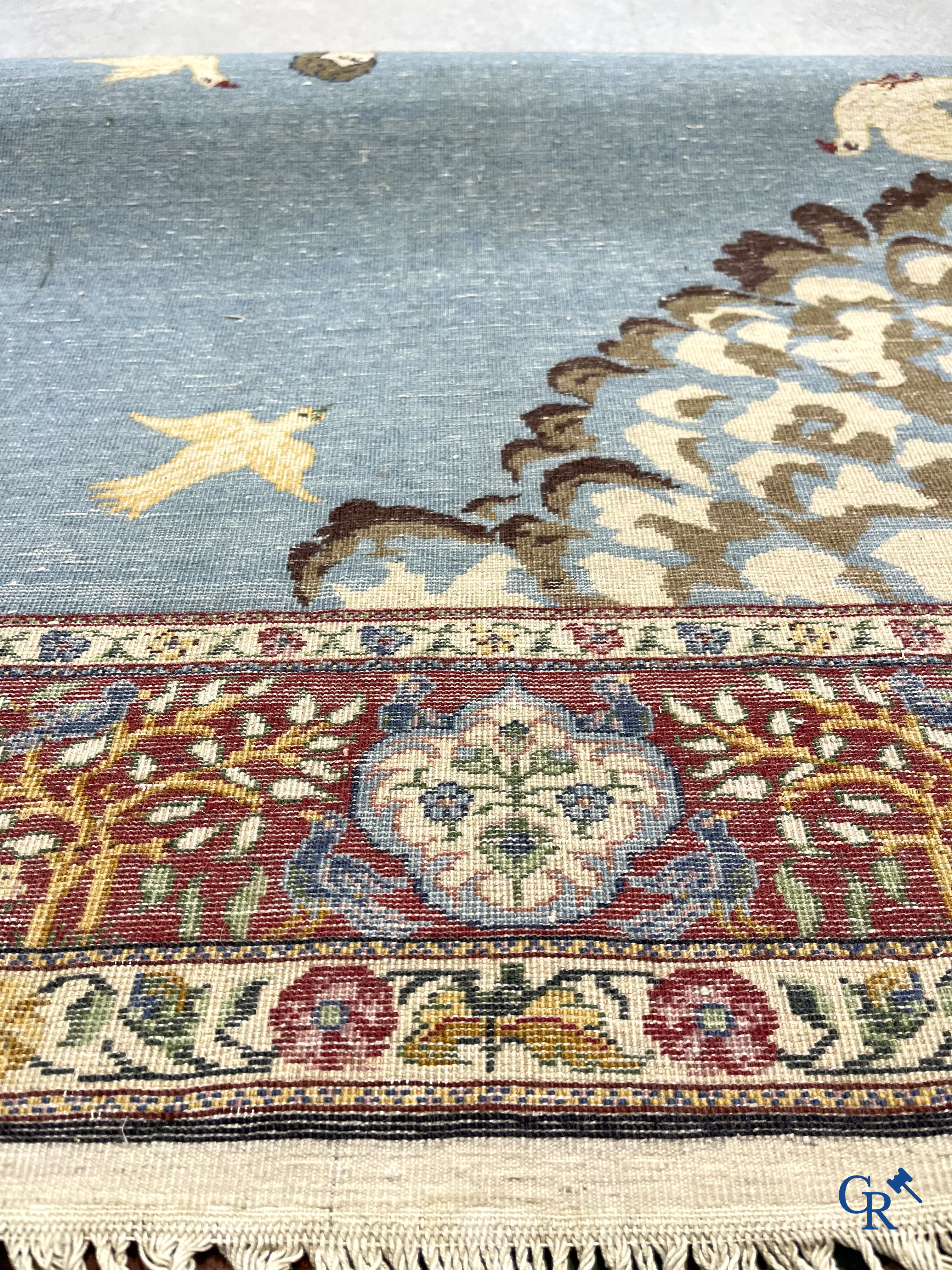 Oosterse tapijten. Ghoum. Een groot handgeknoopt tapijt met jachttaferelen.