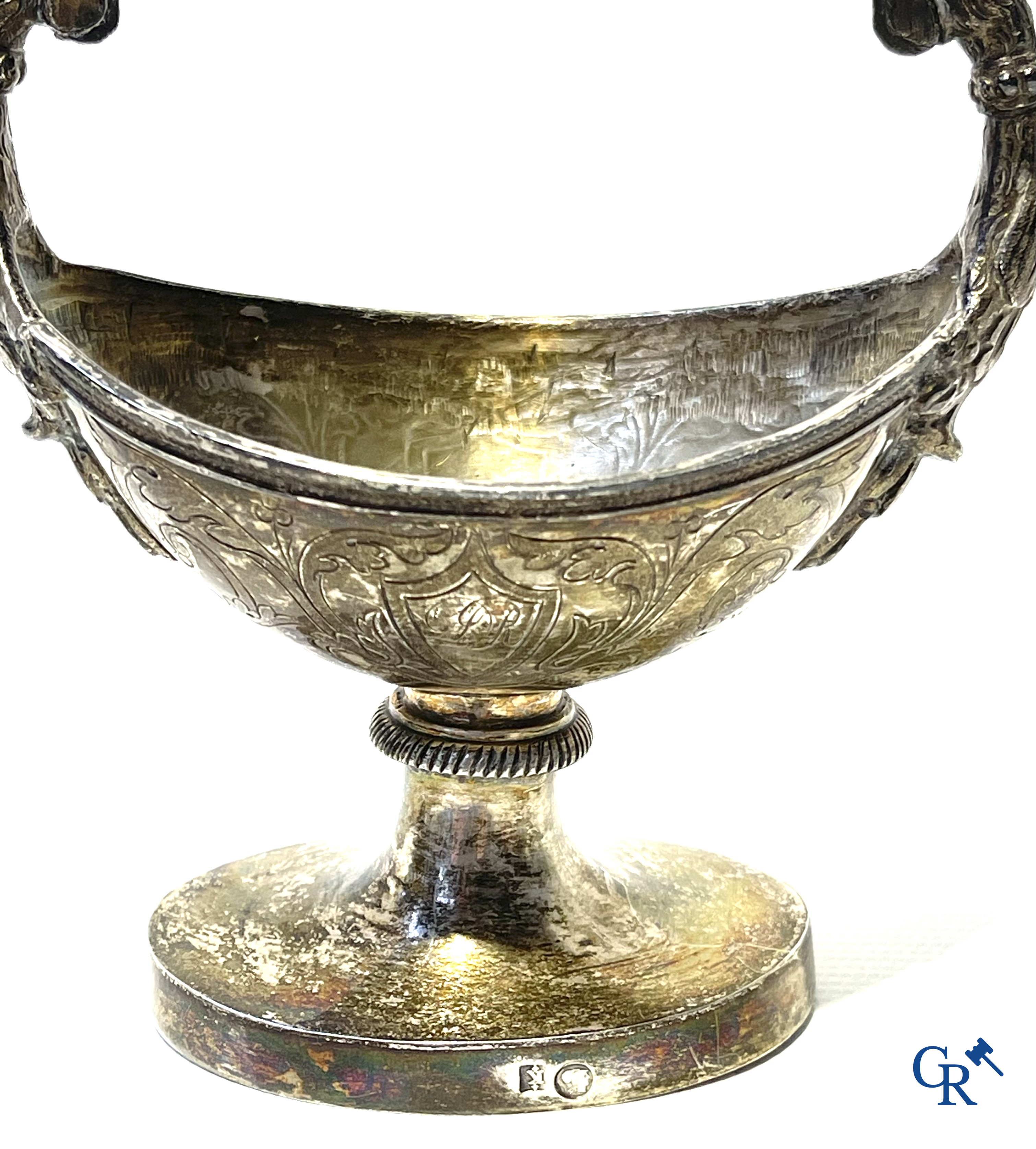 Paar zilveren zoutvaatjes met hanenkopmotief. Zilver 2de gehalte. Meerdere keurmerken. Belgisch werk 19e eeuw.