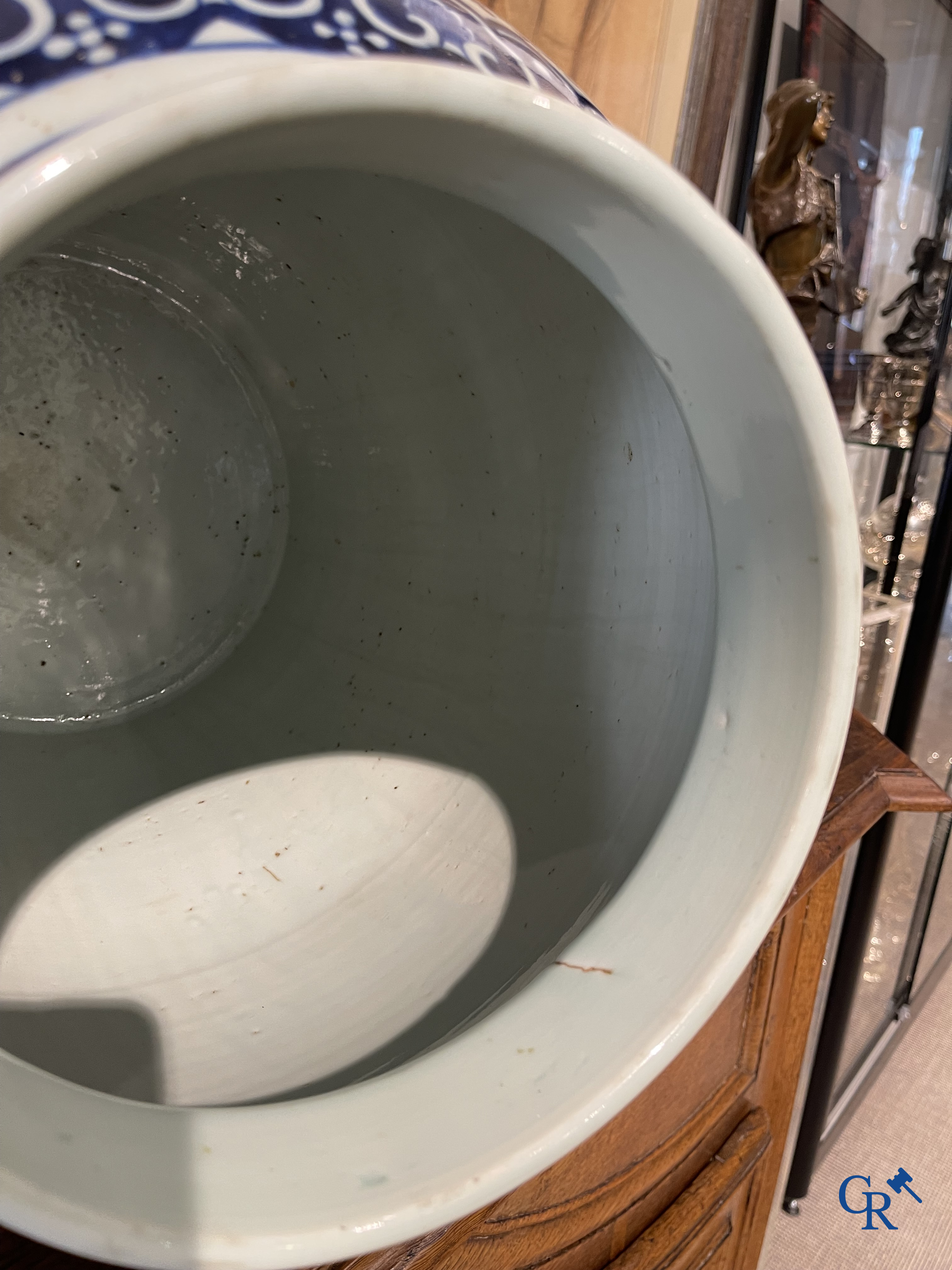 Asian Art. Chinese porcelain. A massive Chinese blue and white baluster vase and lid with lotus roll decor. 19th century.