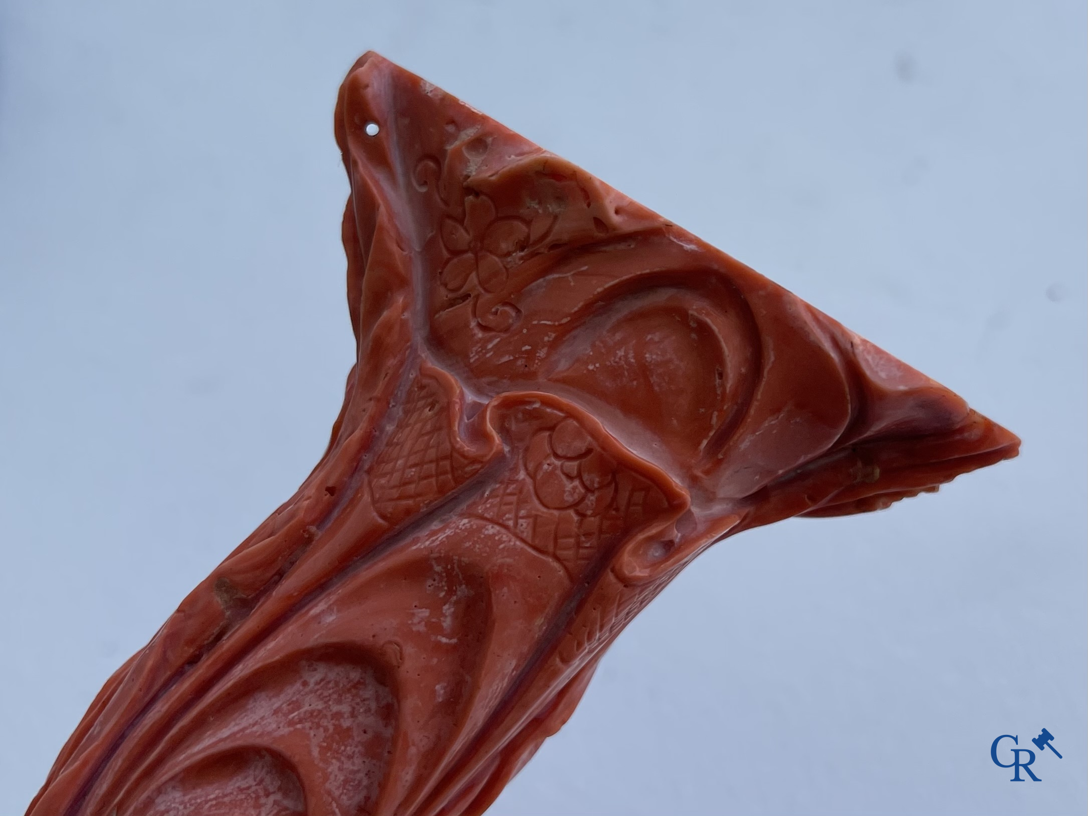 Aziatica, China. Een rode koraal figuur van een Chinese dame op houten sokkel.