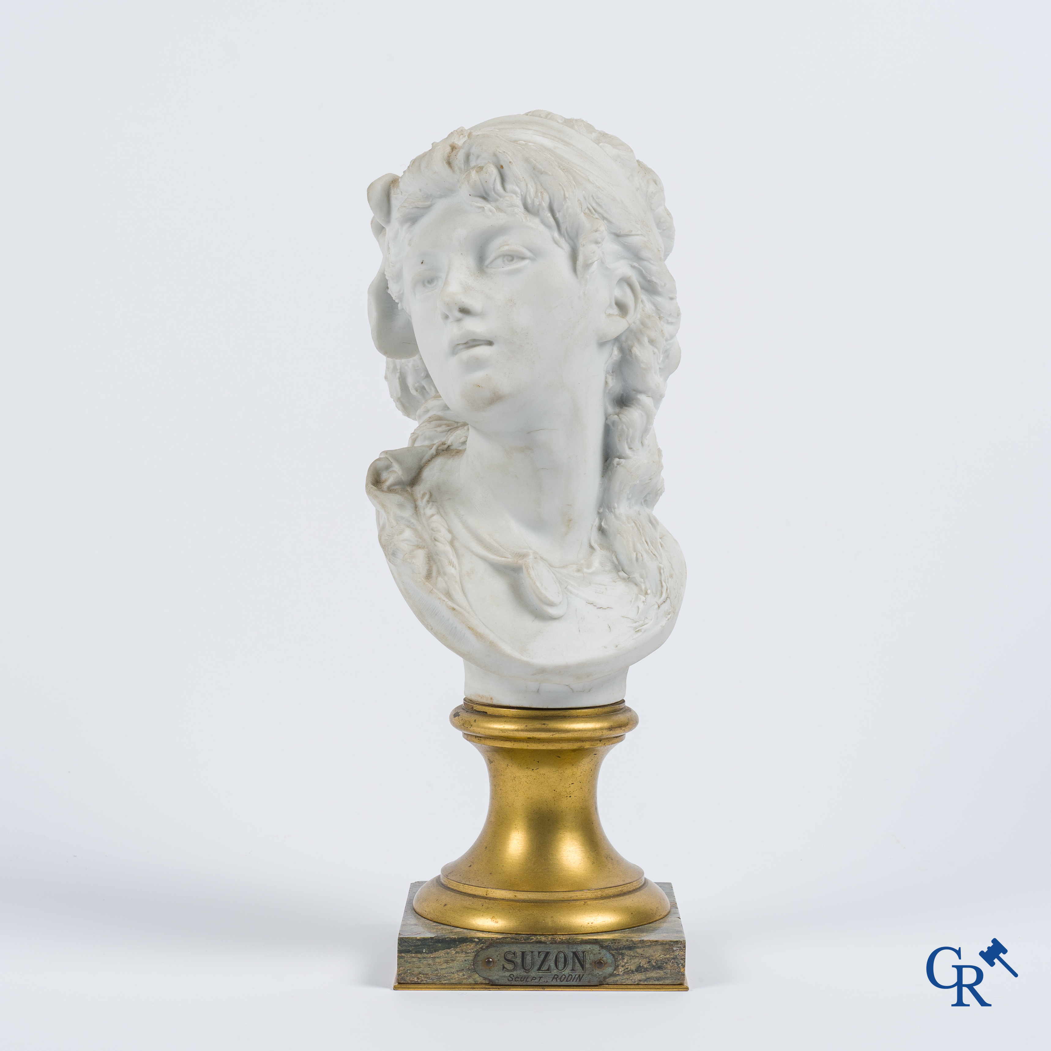 Auguste Rodin (1840-1917) Buste van Suzon. Witte biscuit op sokkel in marmer en brons. Reductie n°3. Gesign. A. Rodin.