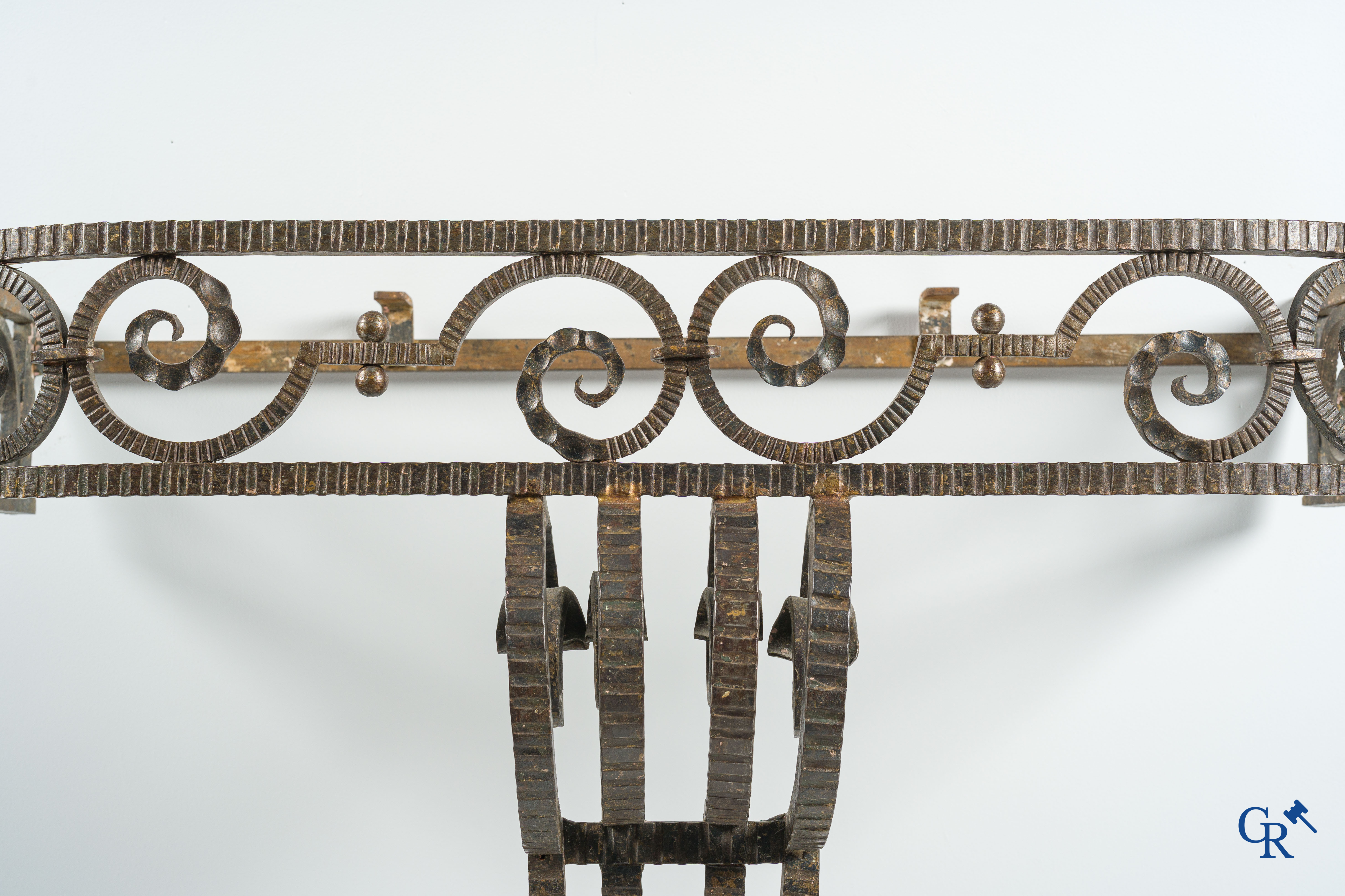 Art Deco. Muurconsole in bewerkt smeedijzer en marmer. Gesigneerd R. Haems. Circa 1930.