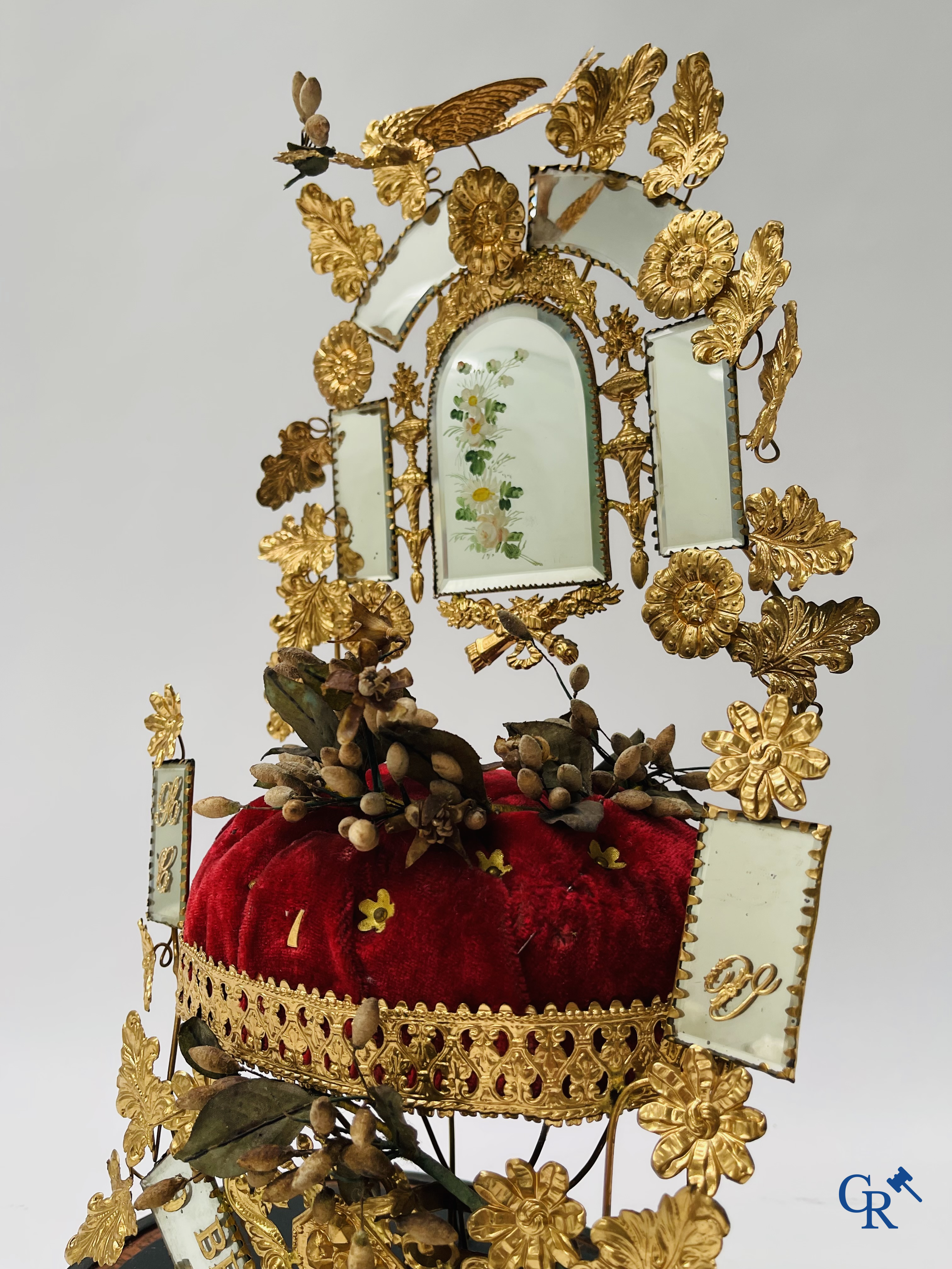 2 globes in glas met bruidsboeket, één met bloemen in biscuit, een ander met spiegels, gedateerd 1908.