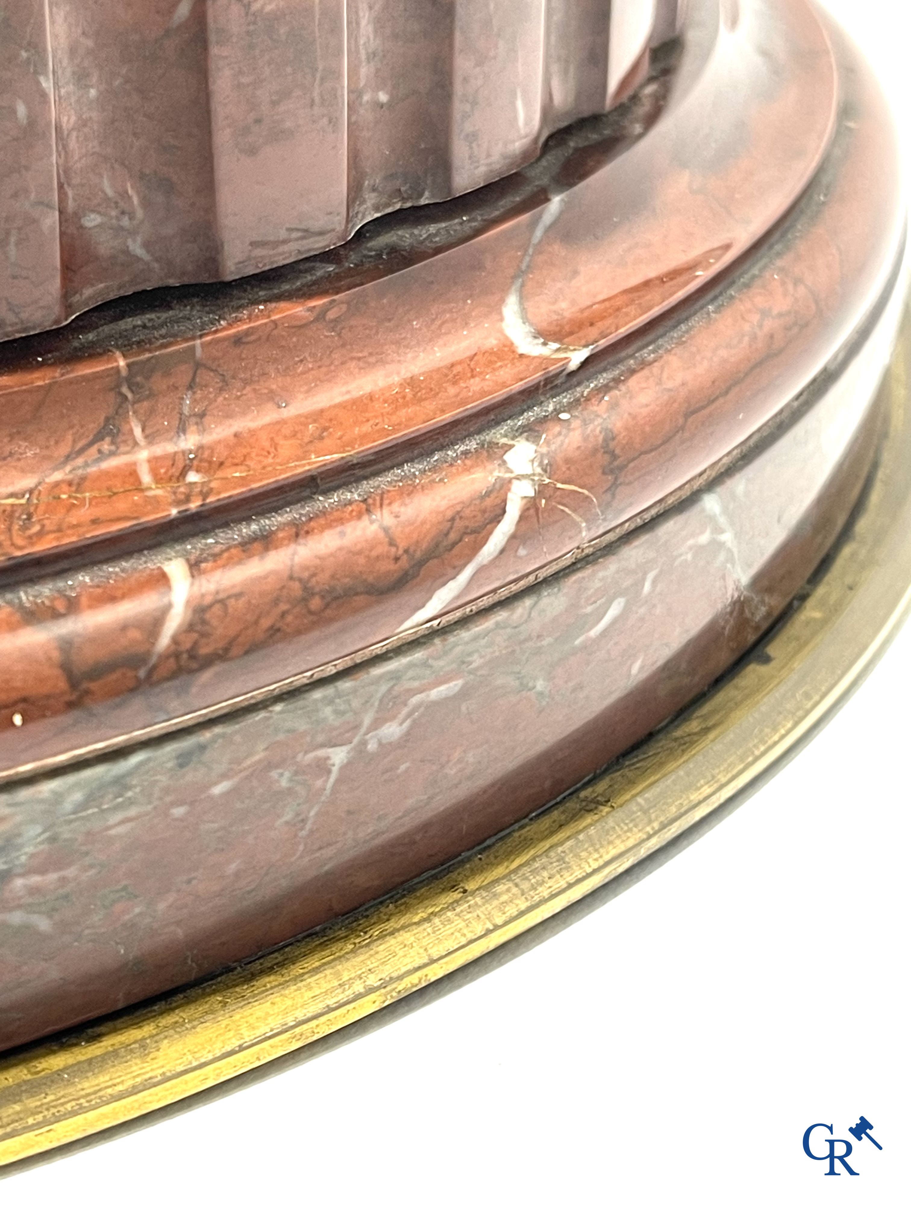 Een sokkel in rood geaderde en gesculpteerde Belgische marmer "Rouge Griotte" met bronzen omranding. Circa 1900.