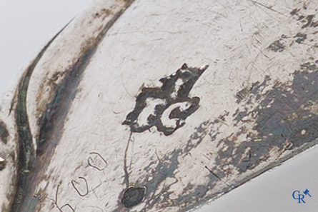 Zilver. 3 stuks tafelzilver waaronder een rattenstaartlepel, vleesspies en een mes. Vlaanderen, eind 16e eeuw.