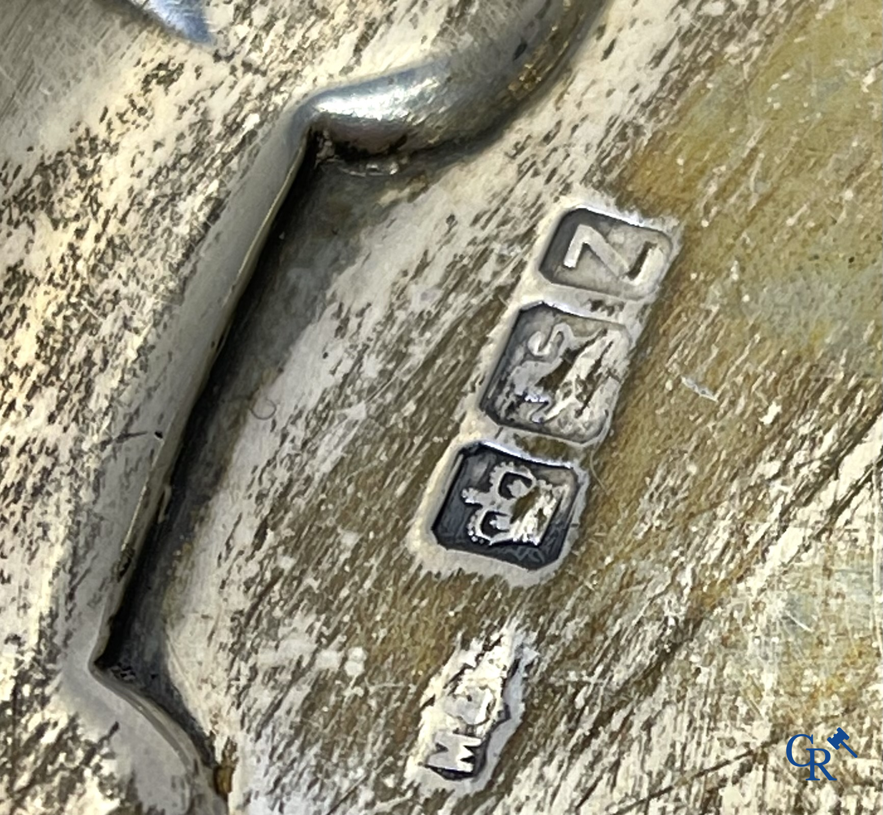 Zilver. Mappin & Webb London. Grote 3-potige sierschotel met een wapenschild met eenhoorn.