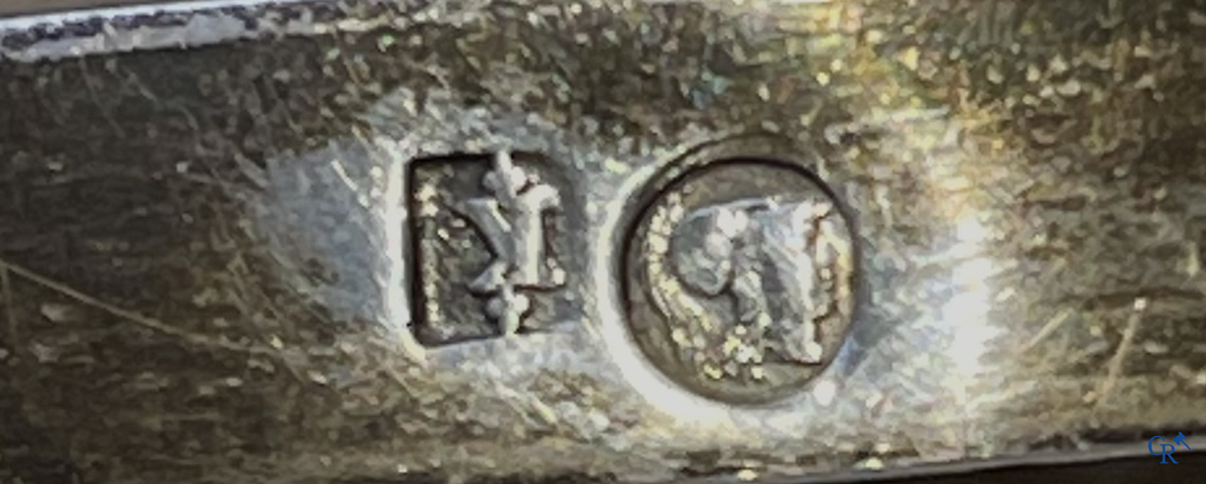 Paar zilveren zoutvaatjes met hanenkopmotief. Zilver 2de gehalte. Meerdere keurmerken. Belgisch werk 19e eeuw.