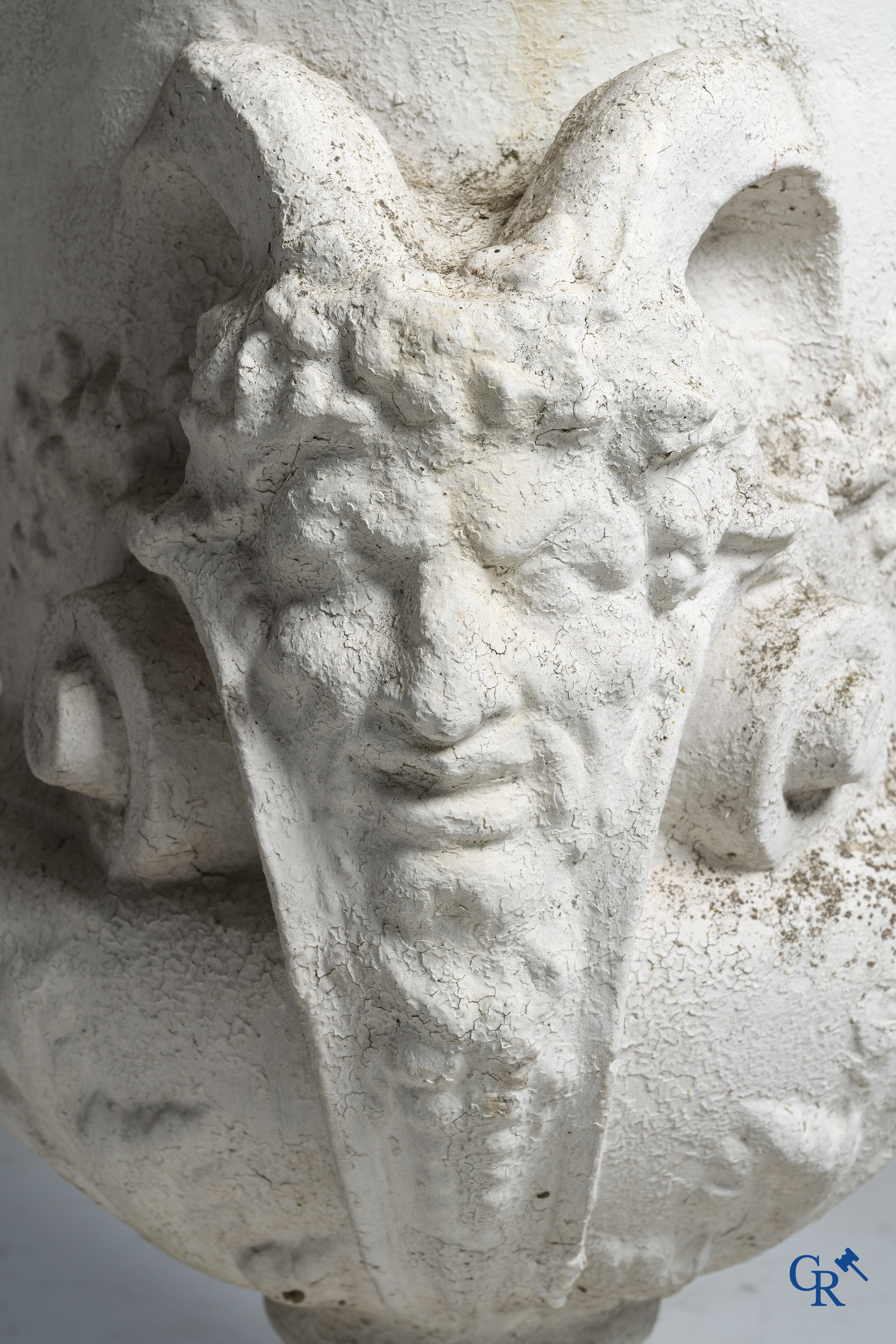 Tuindecoratie, een imposante tuinvaas in beton met saterkoppen. Oude patina, 19de eeuw.