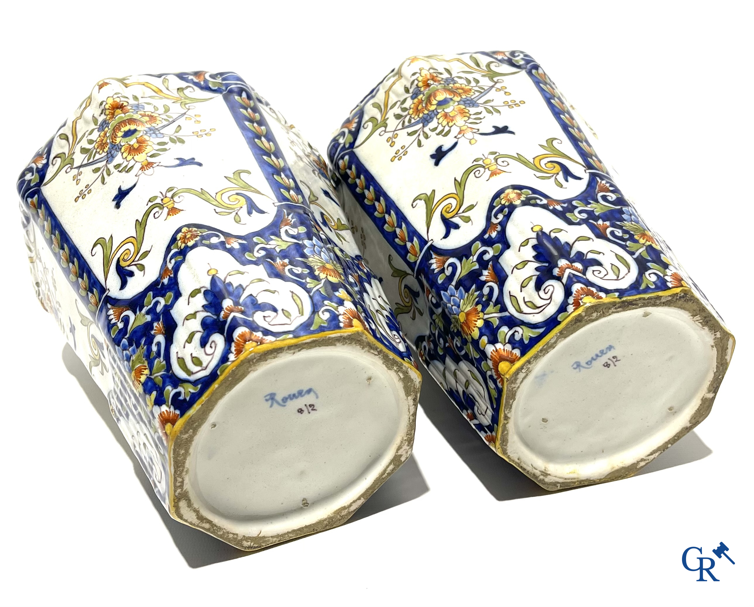 Faience van Rouen, Devres. Interessant en groot lot met diverse polychrome vormstukken. 19e eeuw.