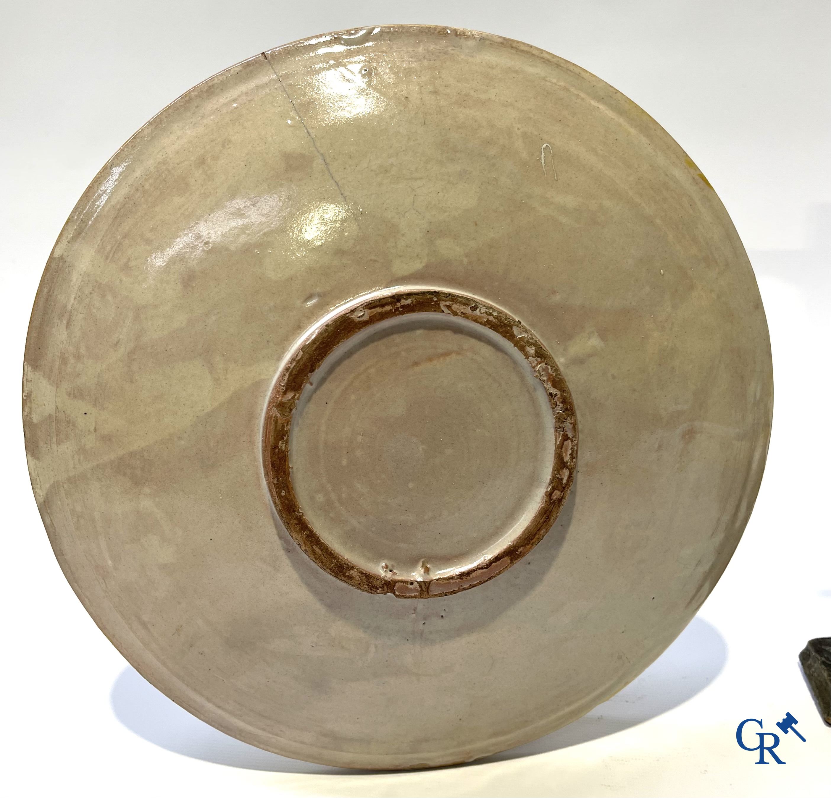 2 grote borden in Italiaanse polychrome faience en een hout gesculpteerde calvarieberg. 18e-19e eeuw.