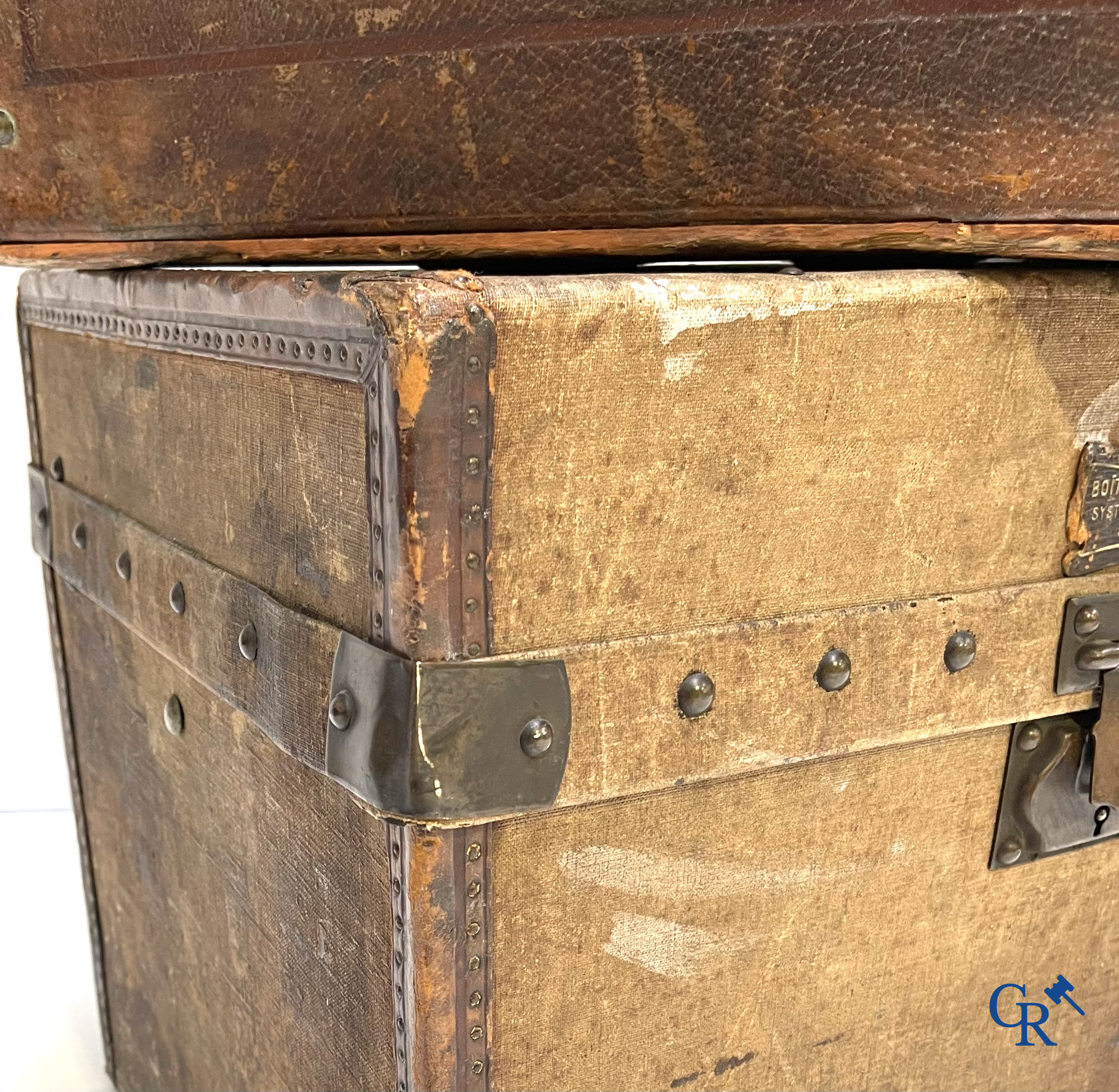 2 Antieke decoratieve koffers, hout met leder. Circa 1900.