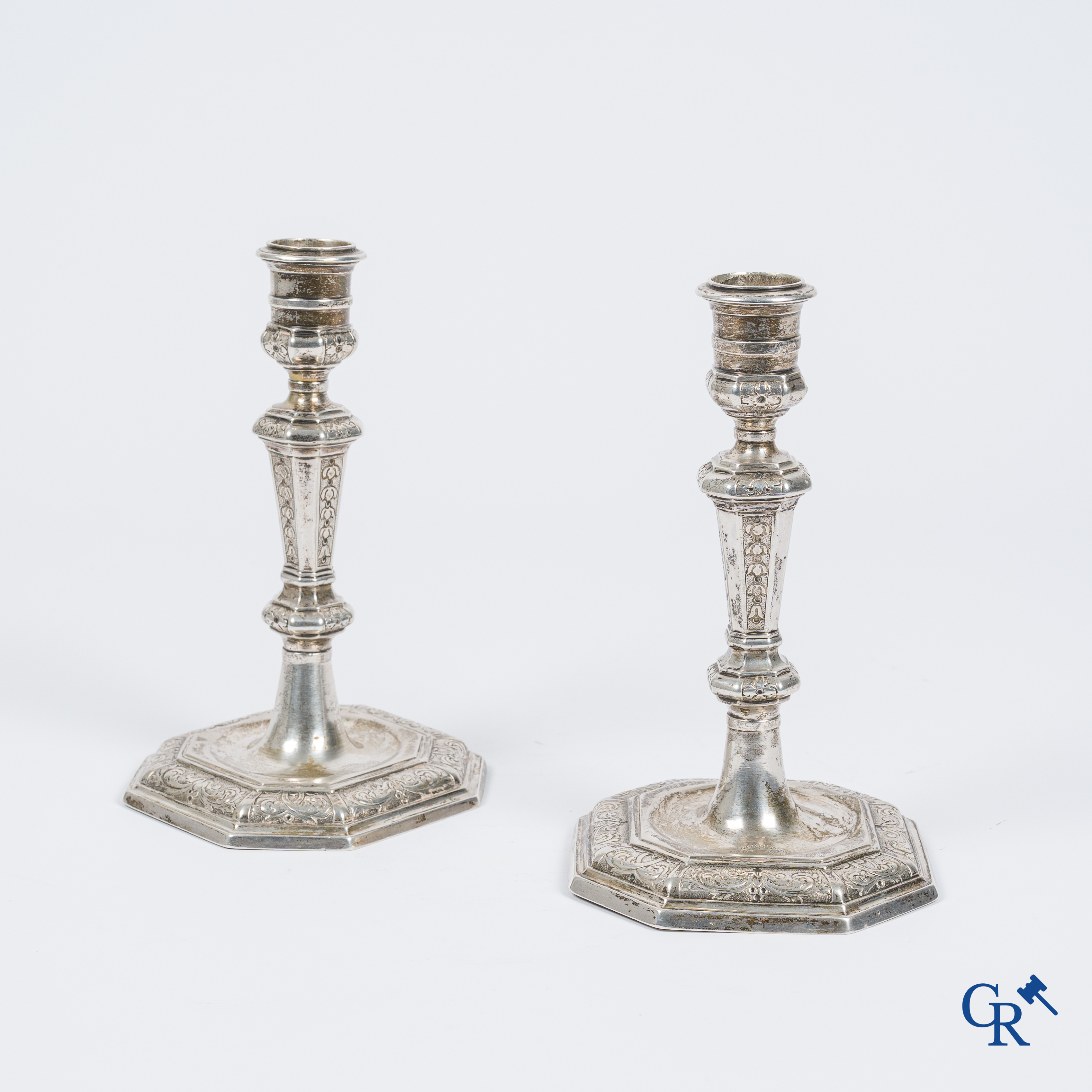 Paar kandelaars in zilver met wapenschilden. Luik, Adelaar met jaartal 1724. Jaarletter N (1 juli 1736-30 juni 1737).