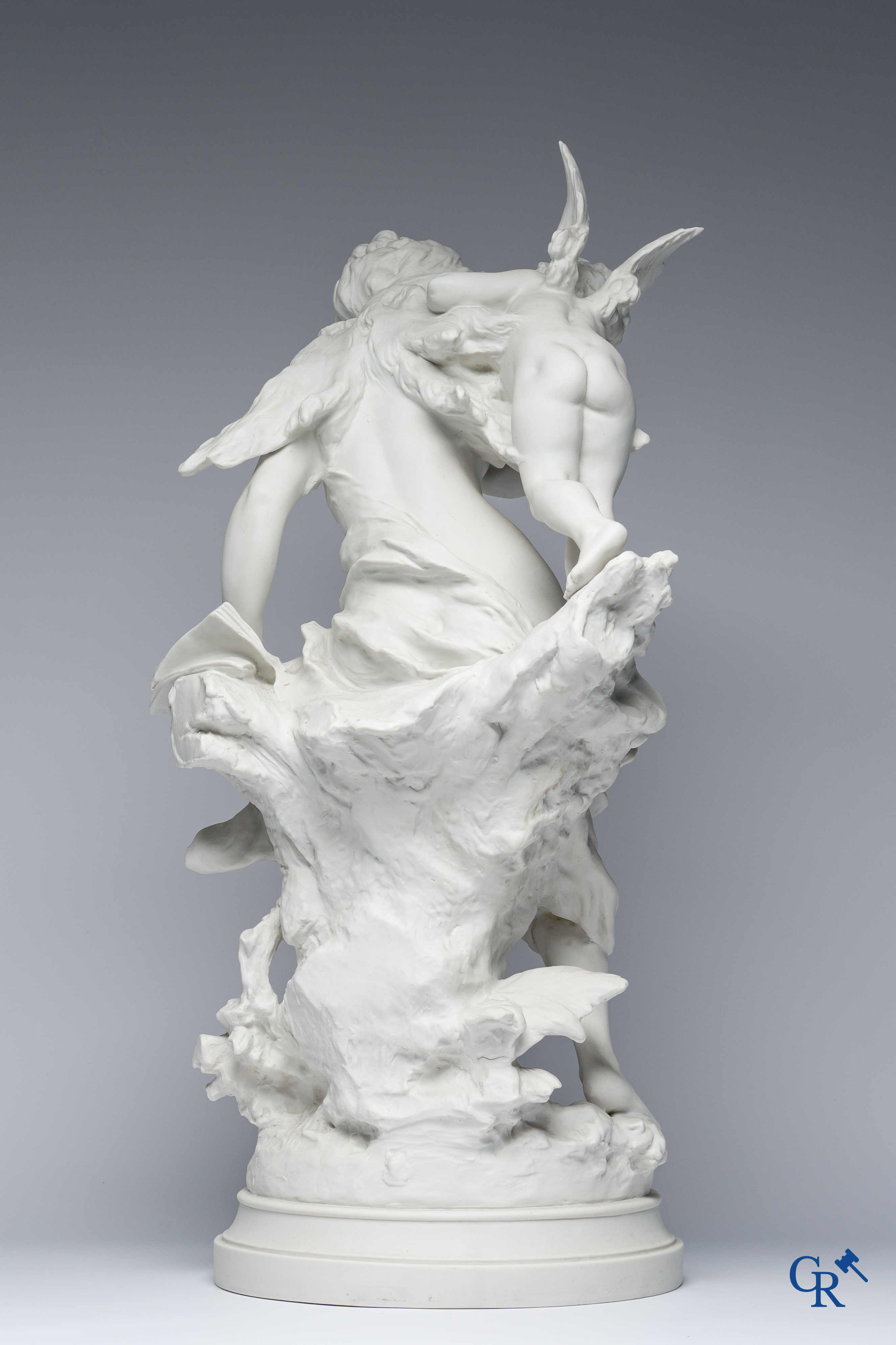 Louis Gossin (1846-1928) Grote groep in witte Sèvres biscuit. De kus van de engel. Gesigneerd L. Gossin en Sèvres merk.