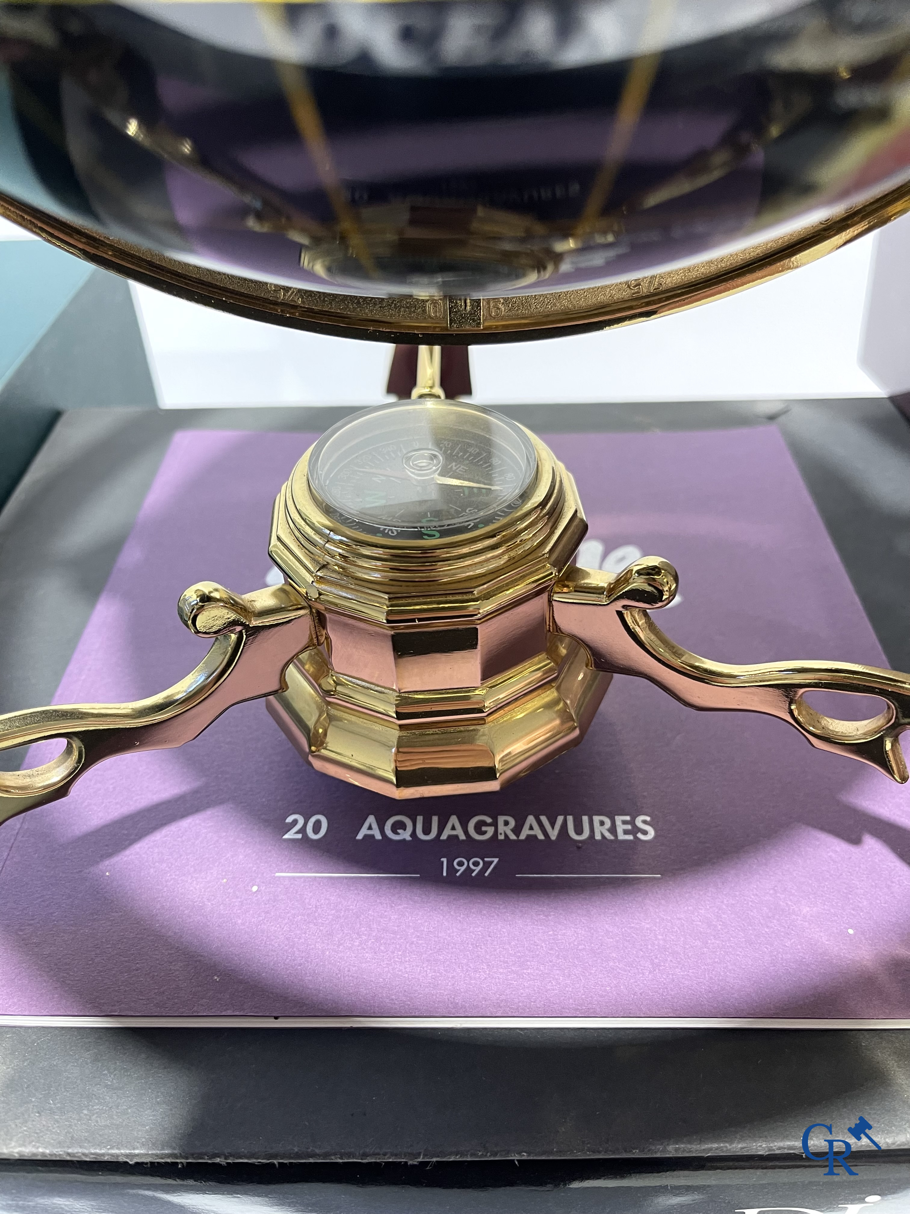 Groot lot kunstboeken, het Bénézit-woordenboek en een decoratieve moderne wereldbol.