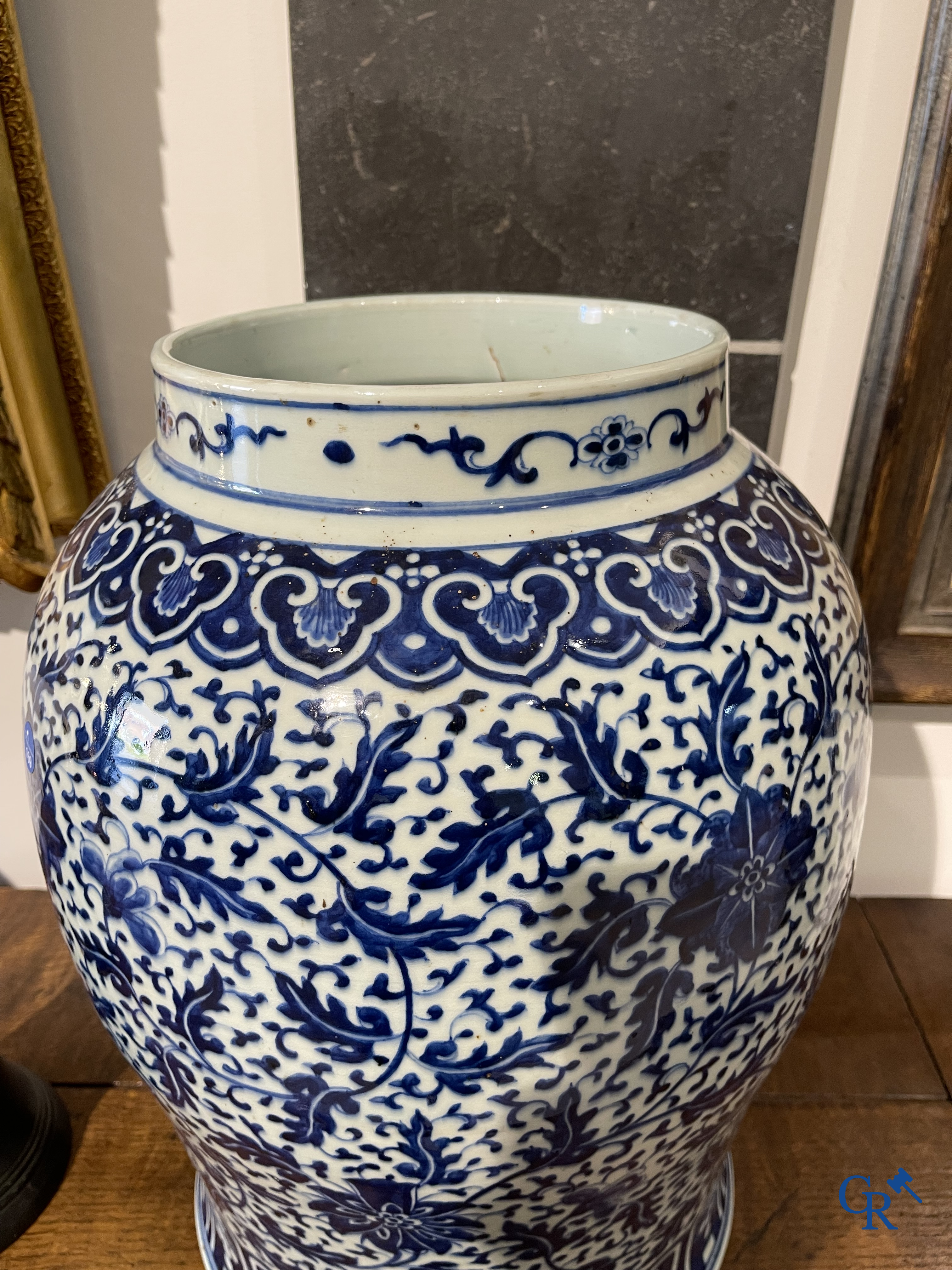 Asian Art. Chinese porcelain. A massive Chinese blue and white baluster vase and lid with lotus roll decor. 19th century.