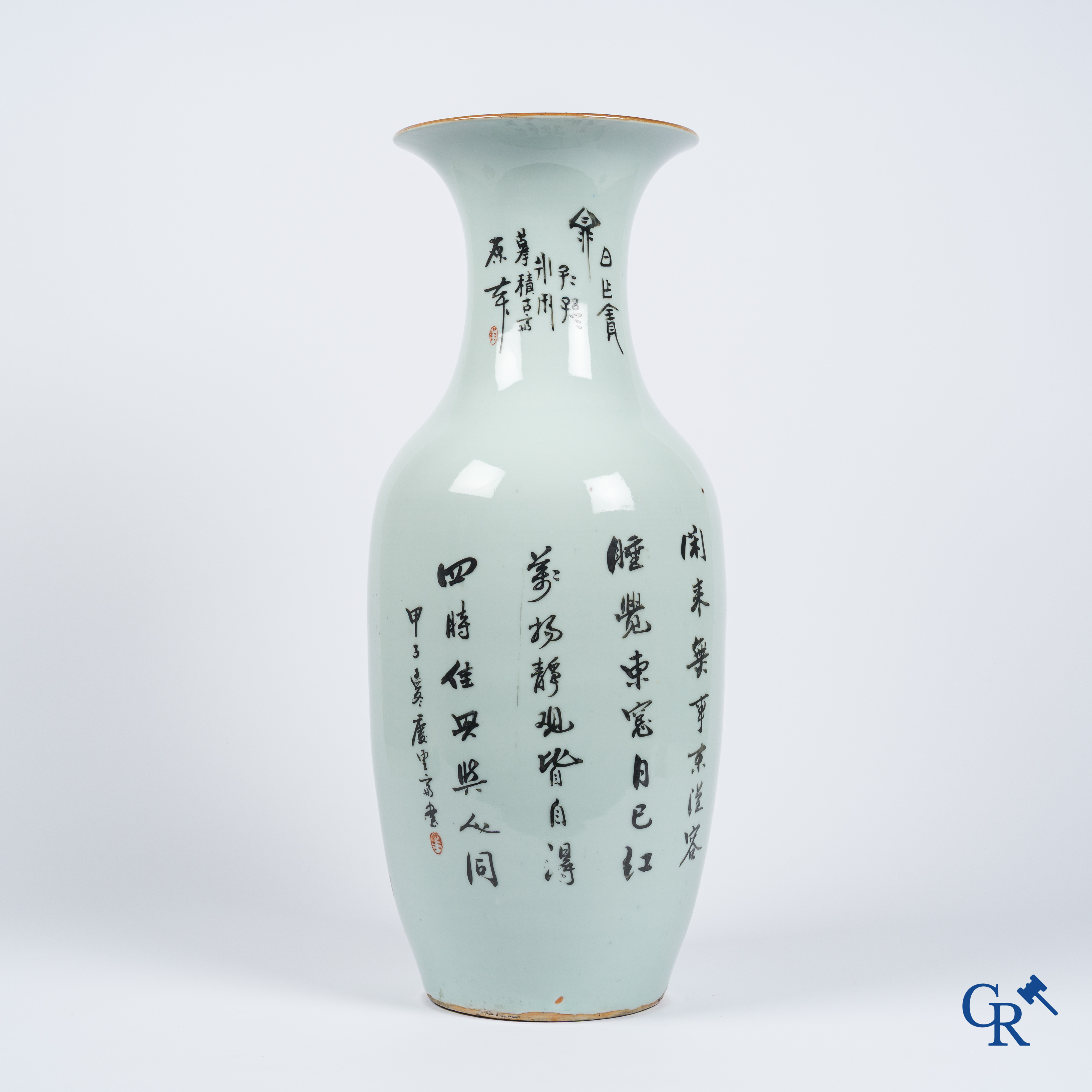 Aziatica. Chinese qianjiang cai vaas in porselein met onsterfelijken en kalligrafie. Gesigneerd. 19e-20ste eeuw.