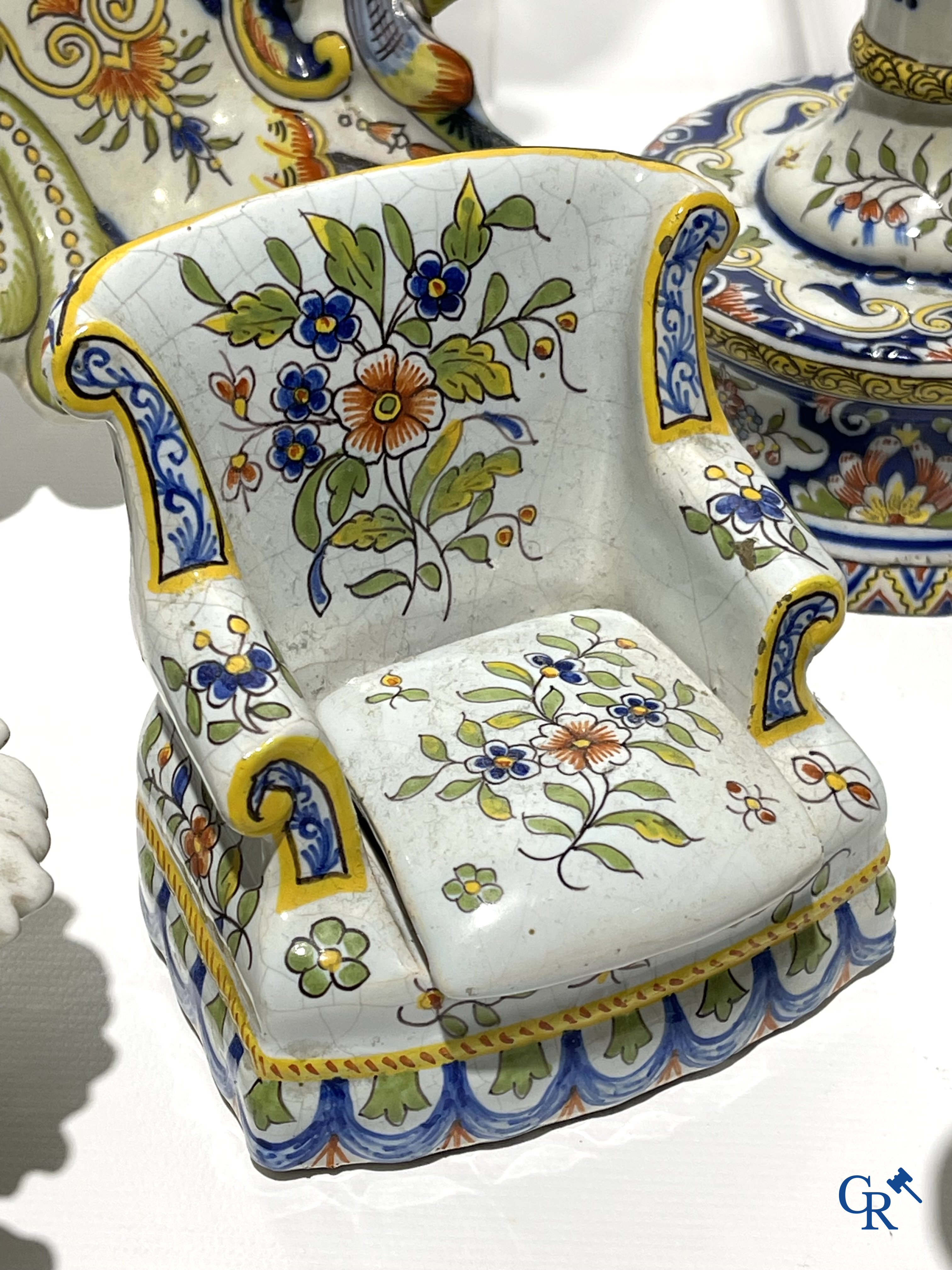 Faience van Rouen, Devres. Interessant en groot lot met diverse polychrome vormstukken. 19e eeuw.