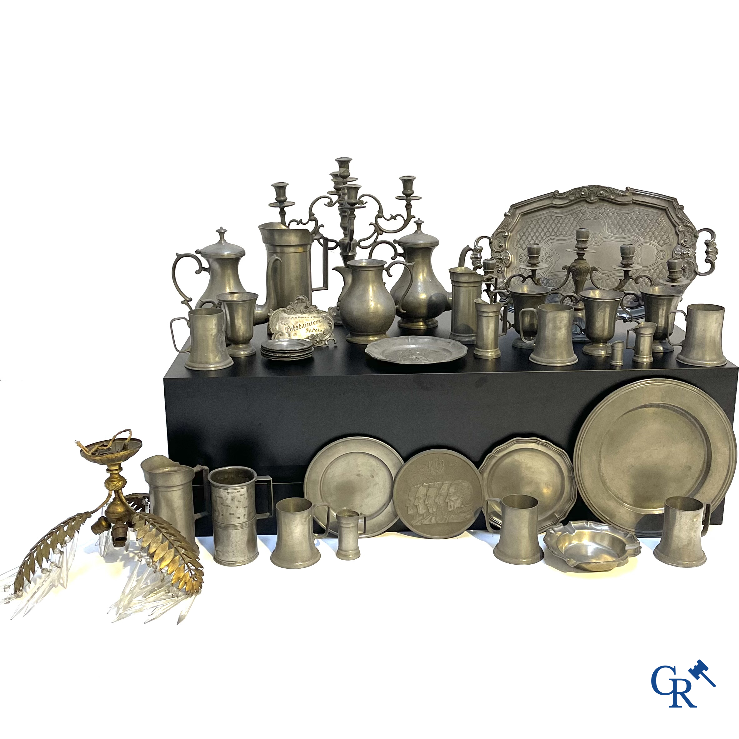 Een groot lot diverse vormstukken in tin en een halluchter.