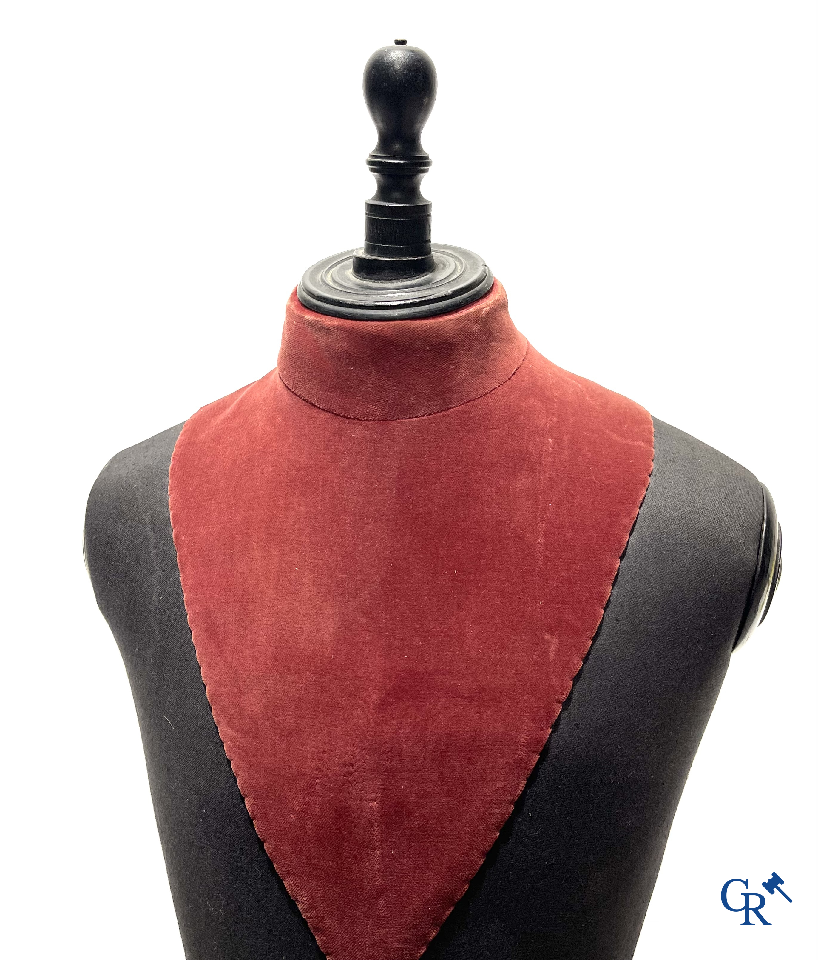 Een kindermannequin met houten laarzen en zwarte stof in de stijl van Stockman. Circa 1900.