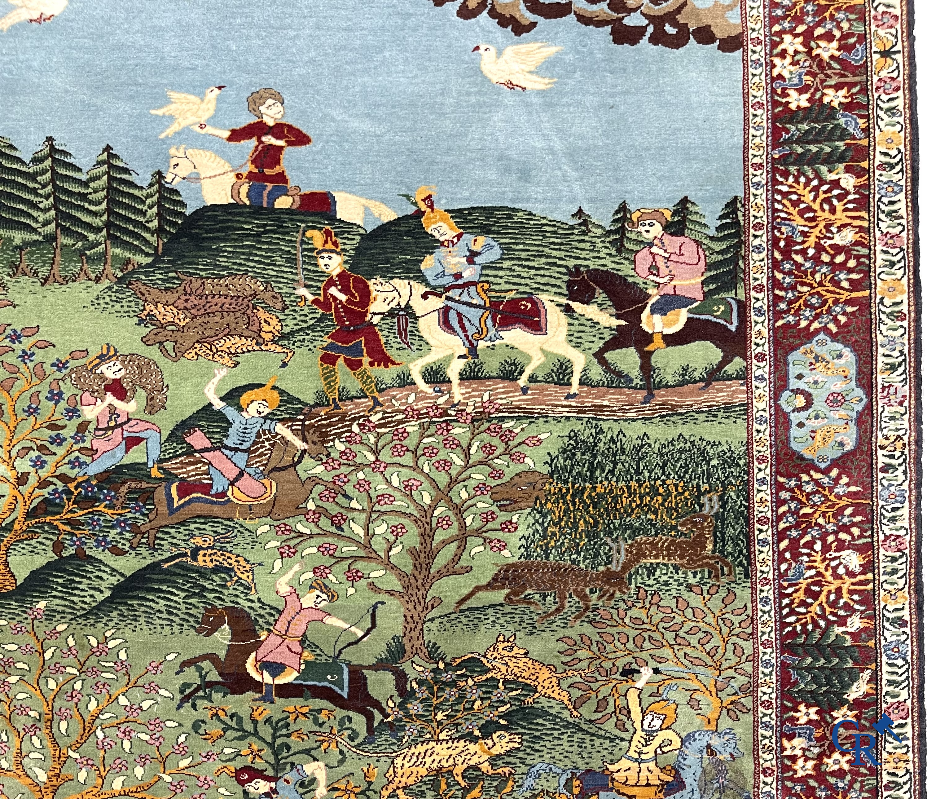 Oosterse tapijten. Ghoum. Een groot handgeknoopt tapijt met jachttaferelen.