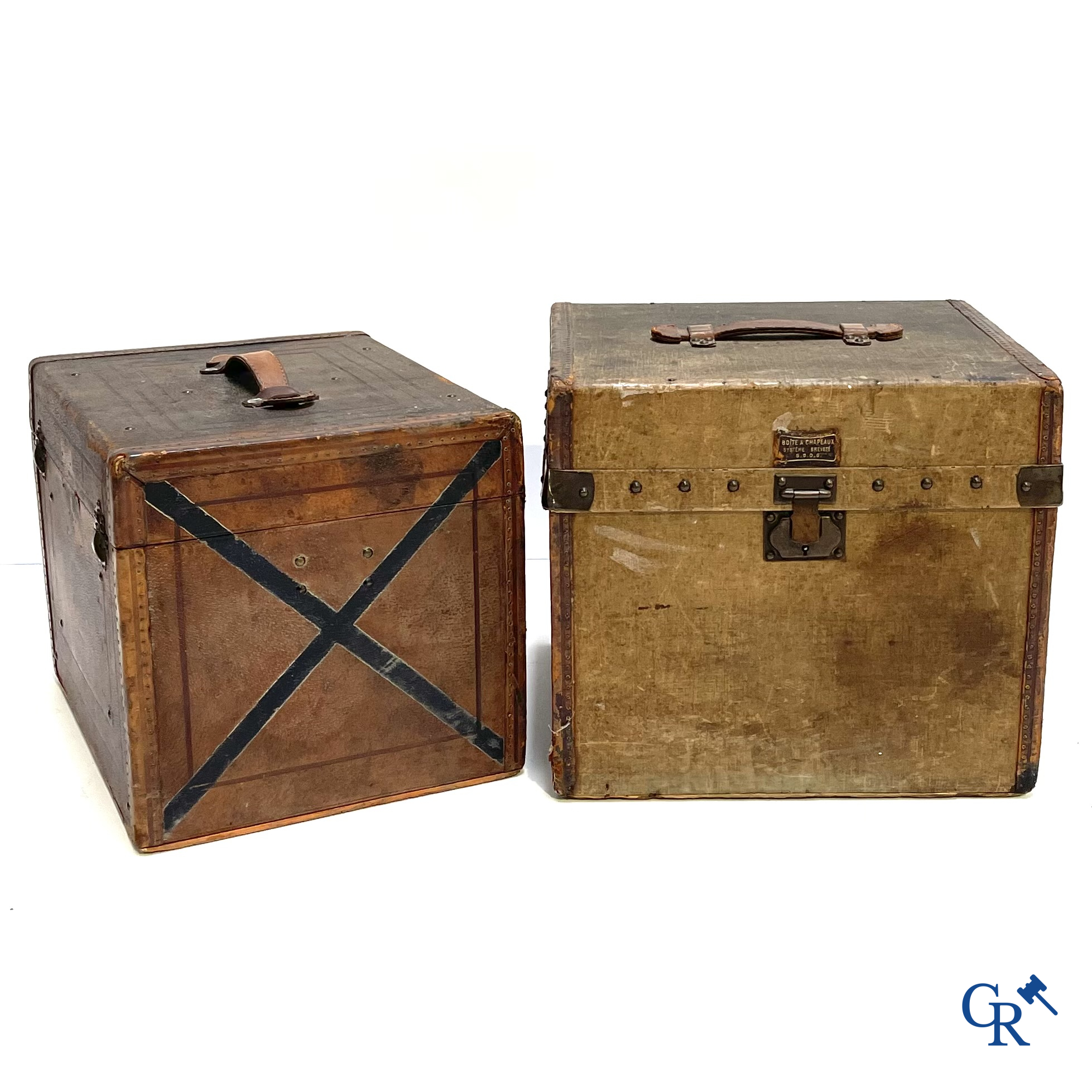 2 Antieke decoratieve koffers, hout met leder. Circa 1900.