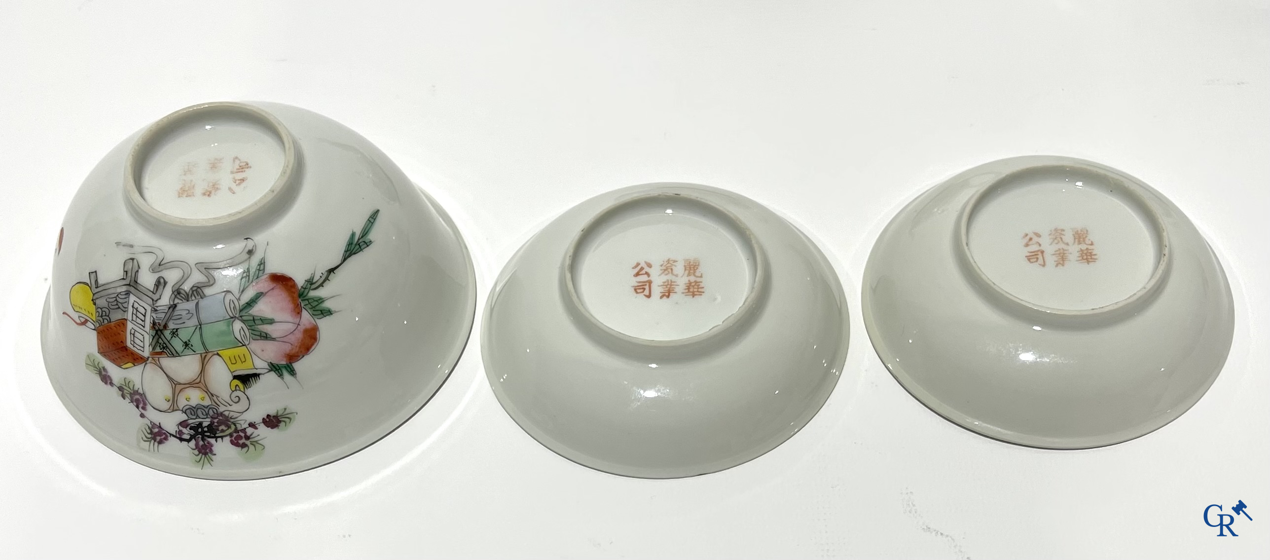 Aziatica. Chinees porselein. 2 theekannetjes, een Chinese bowl en 2 ondertassen.