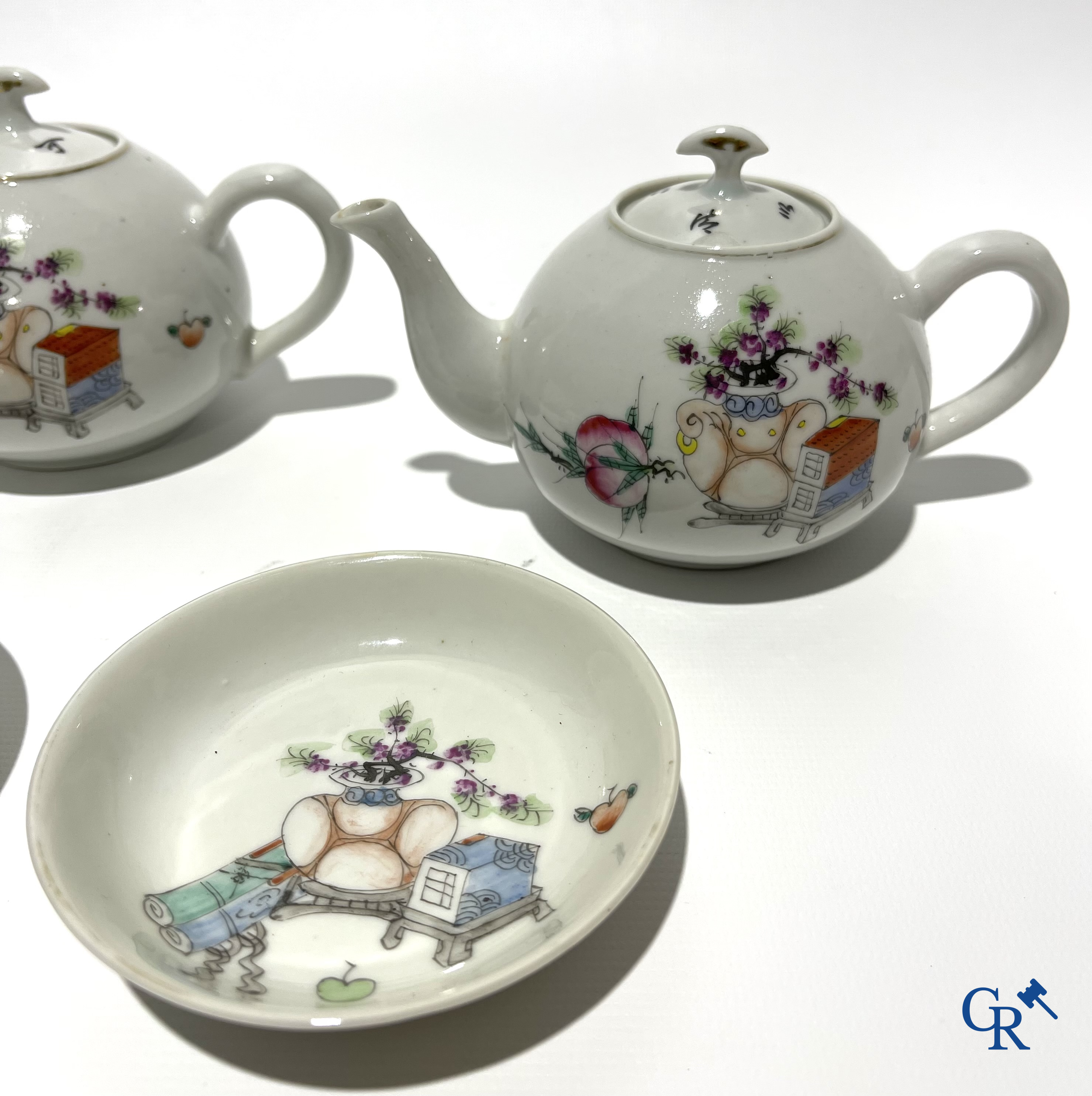 Aziatica. Chinees porselein. 2 theekannetjes, een Chinese bowl en 2 ondertassen.