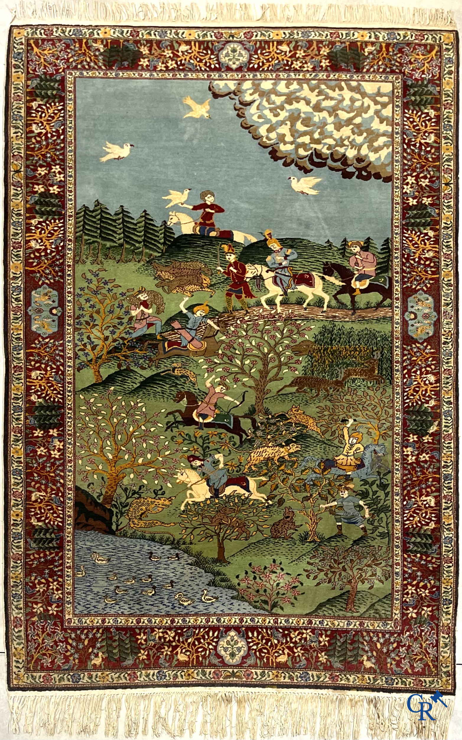 Oosterse tapijten. Ghoum. Een groot handgeknoopt tapijt met jachttaferelen.