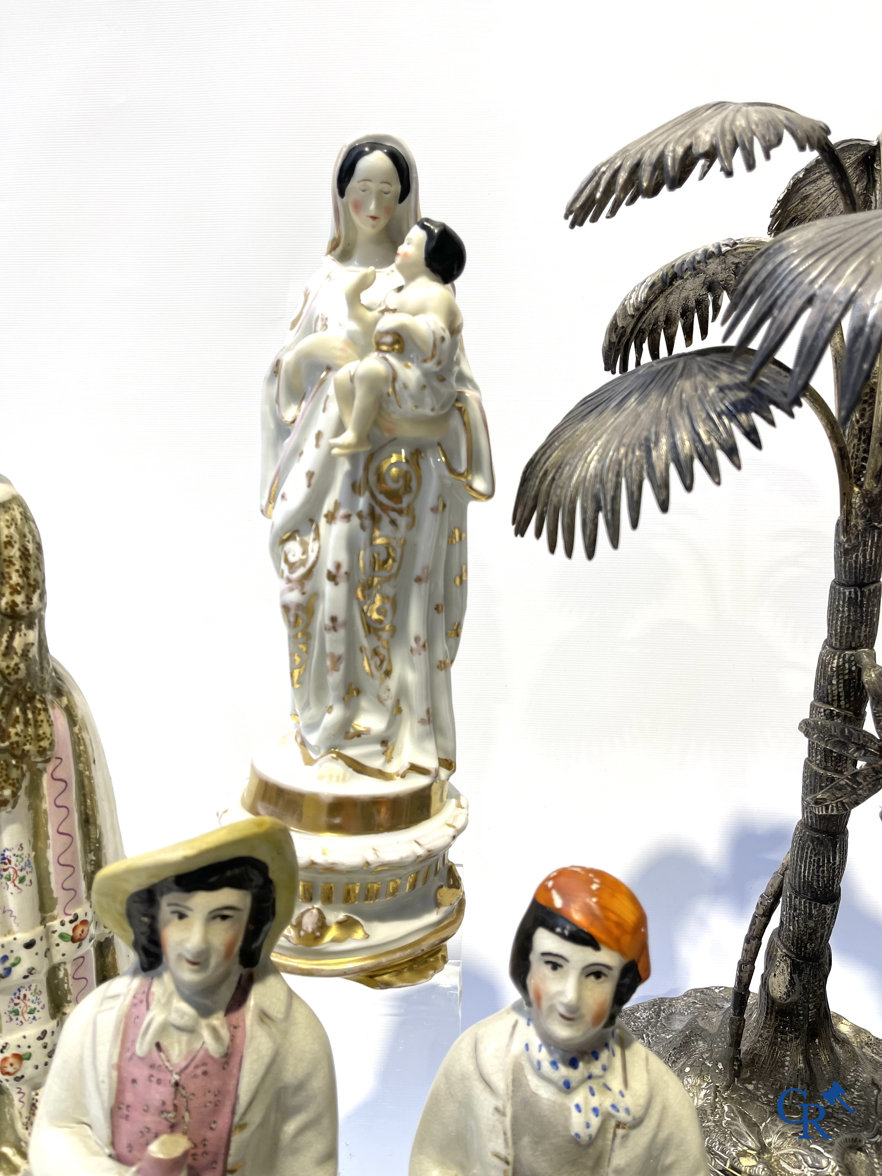 Lot brocante: Stafford, Vieux Paris, kan in Grès, verzilverd bestek, jachtdegen 18e, palmboom Giuseppe Vasari, enz.